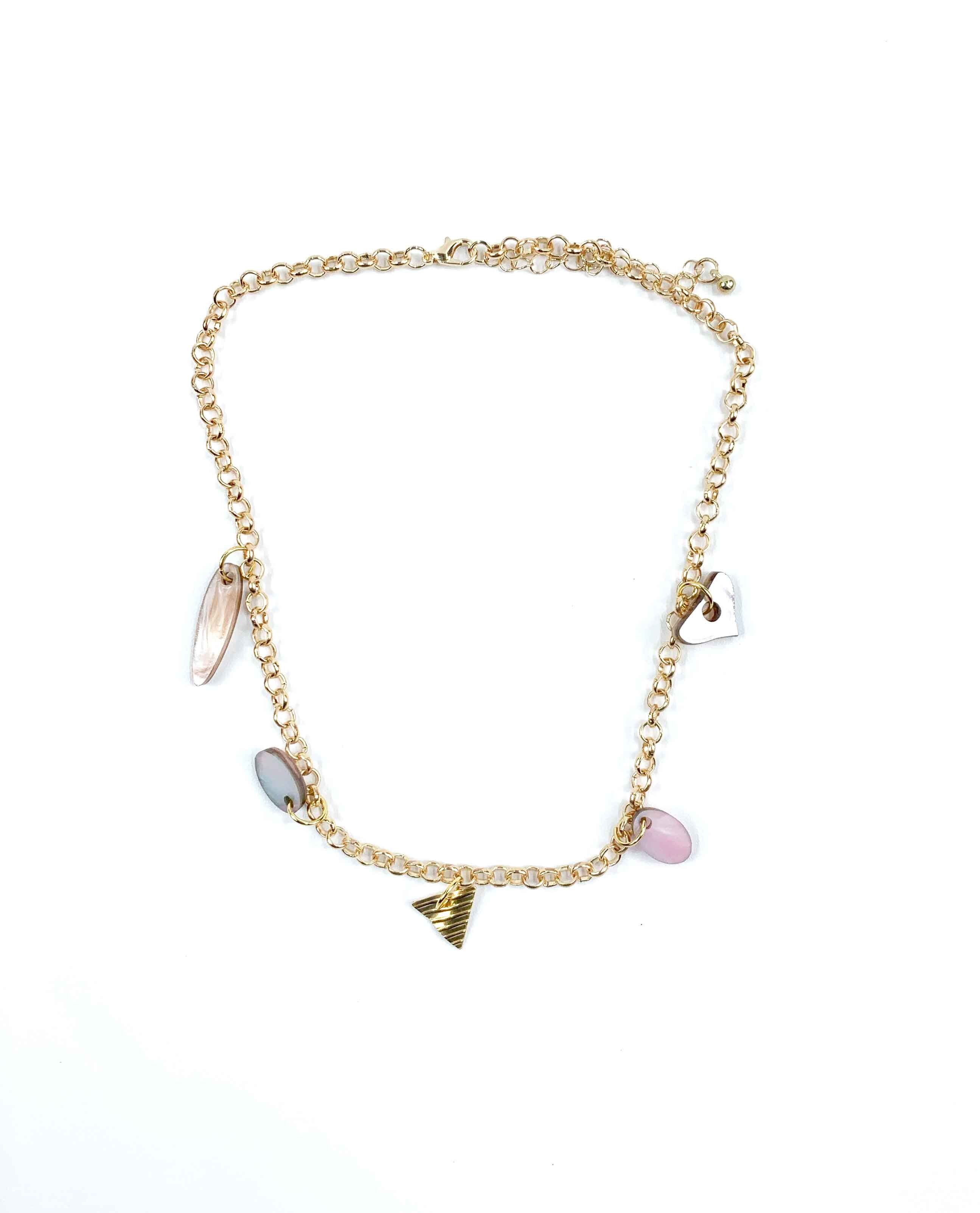 collar triángulo dorado y 4 adornos