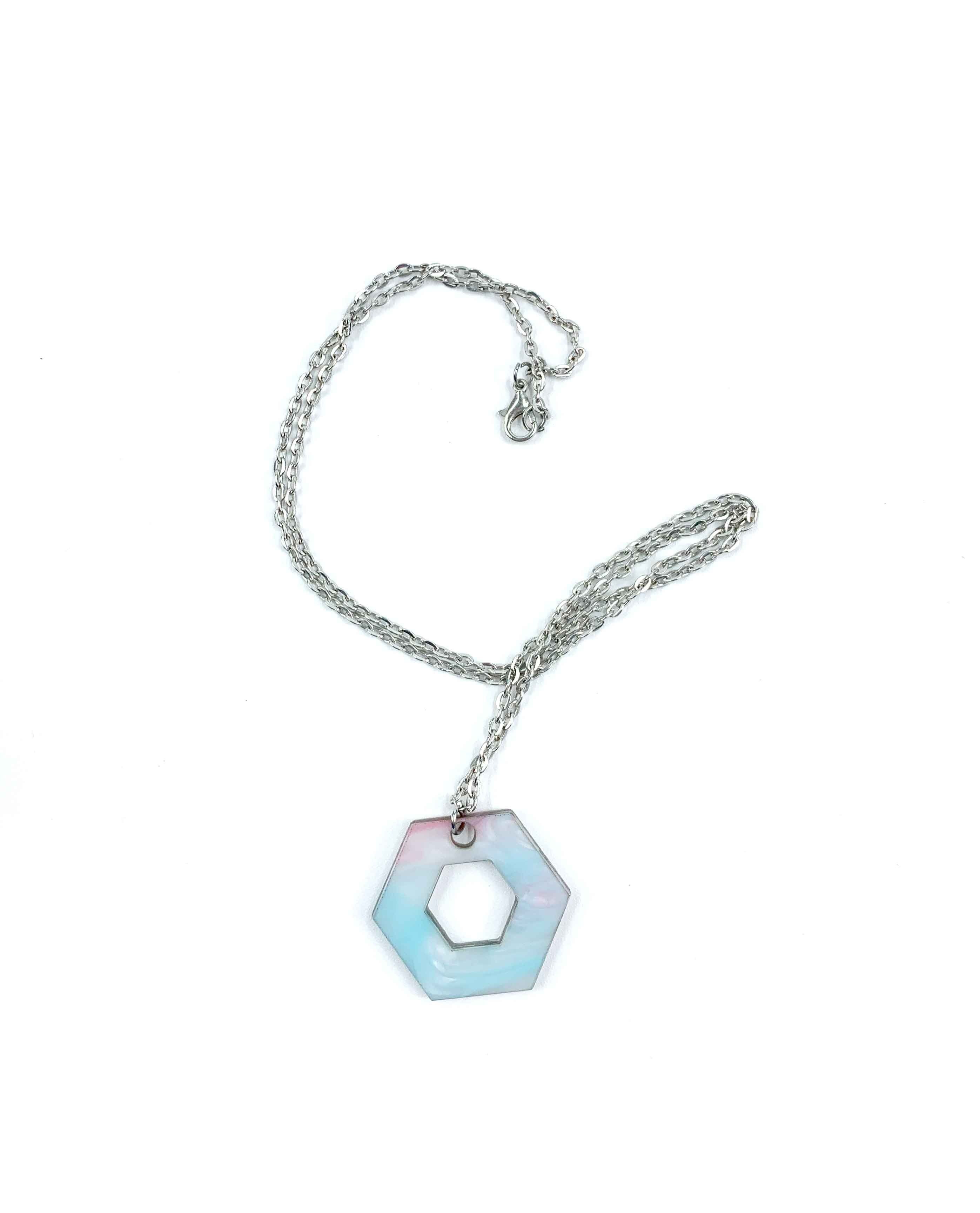collar hexágono rosa y azul claro