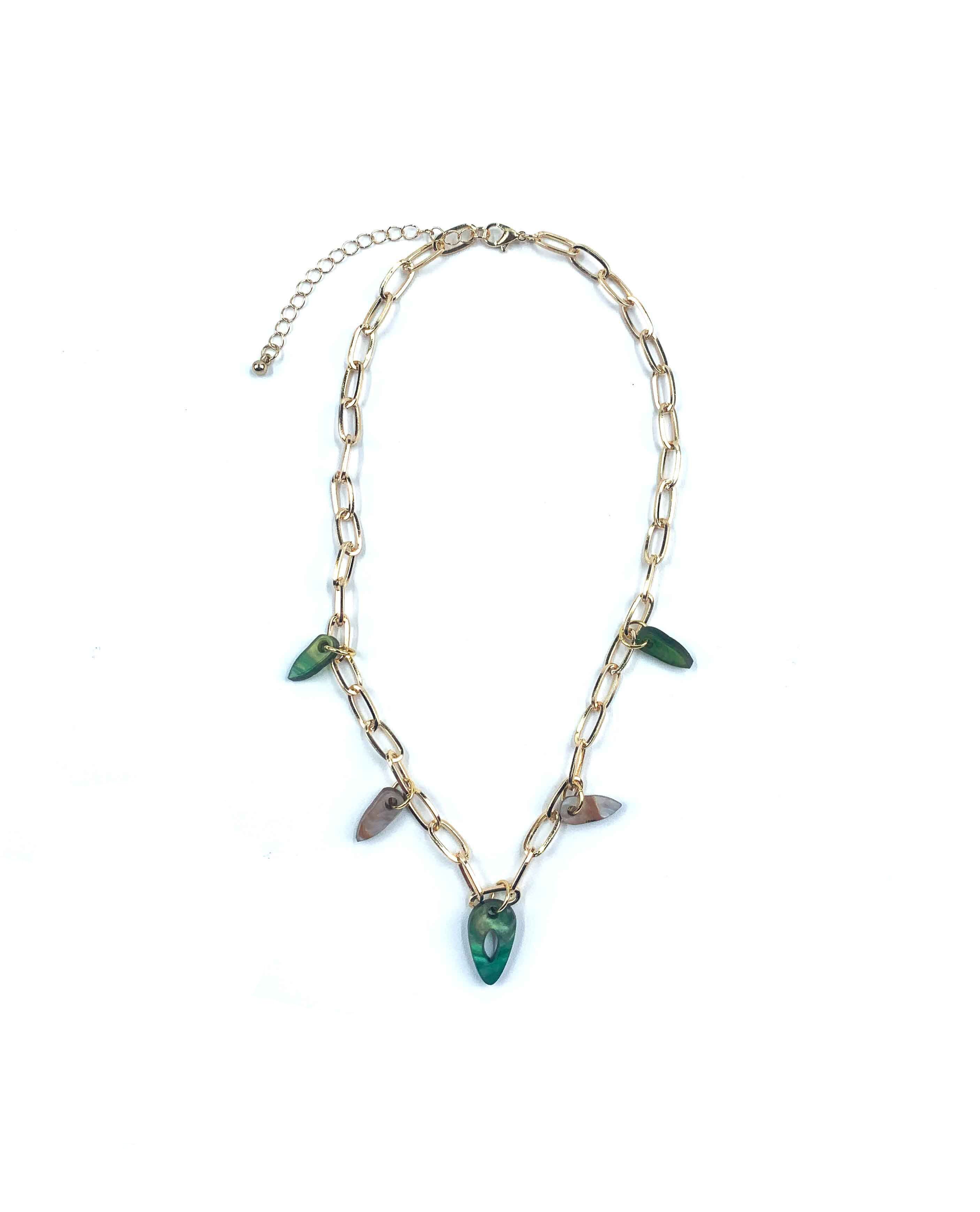 Minimalistische Halskette mit lebendigen Anhängern: Moderne Eleganz