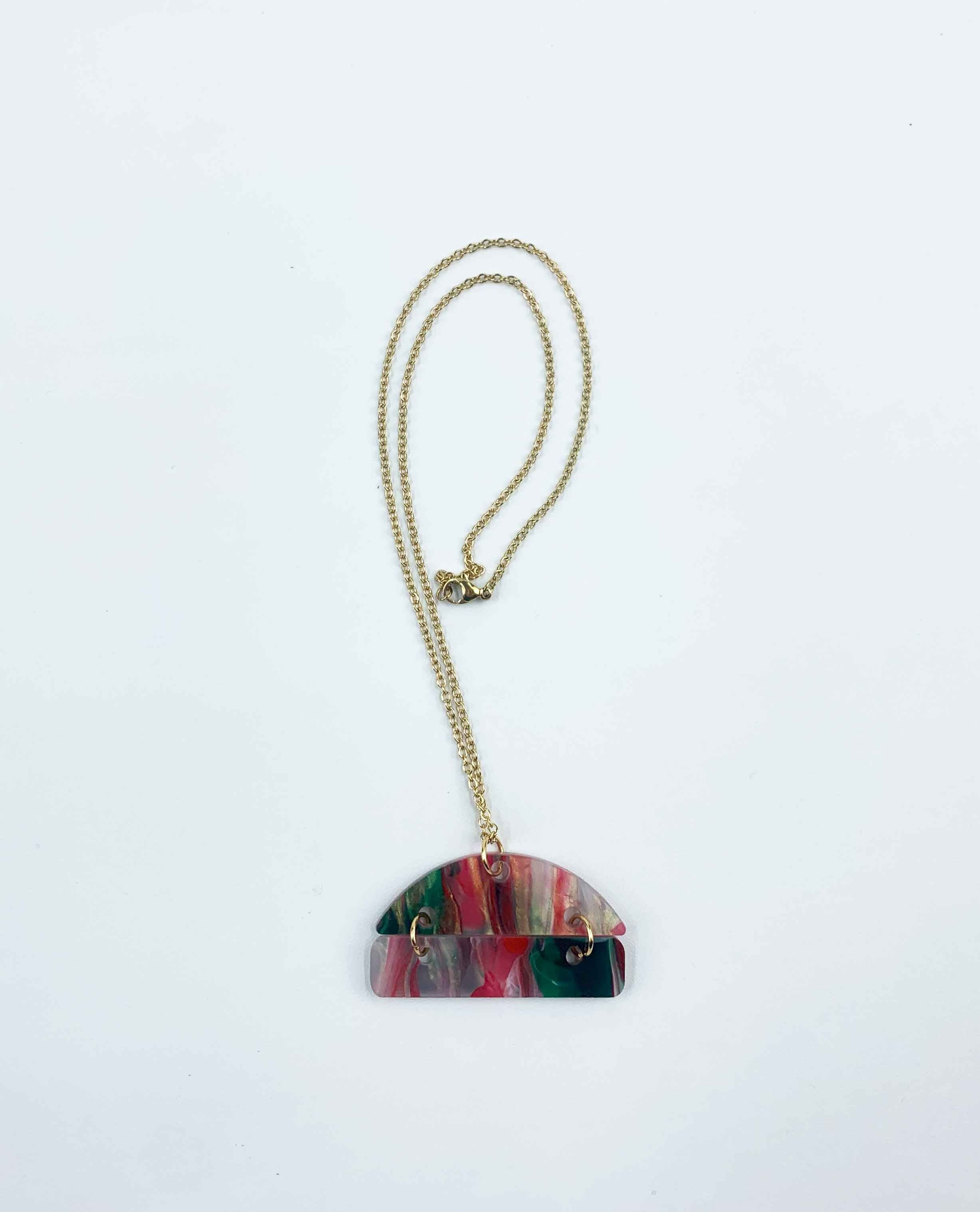 Collana con disegno astratto in tre colori, verde, rosso e bianco