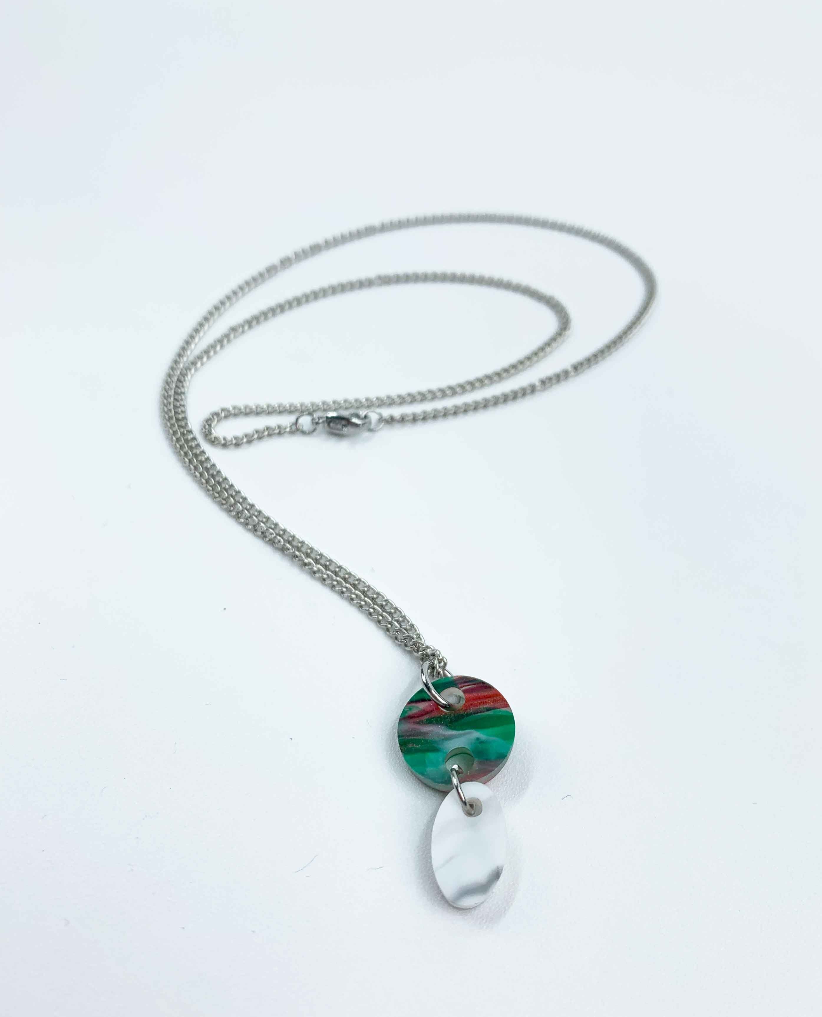 Halskette mit Anhänger im organischen Design