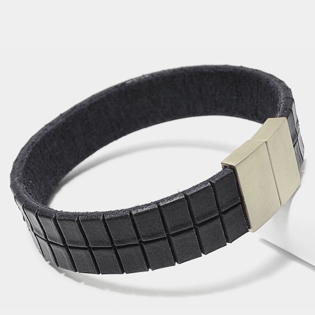 Leather Star KT54 – Men’s leather bracelet that stands out