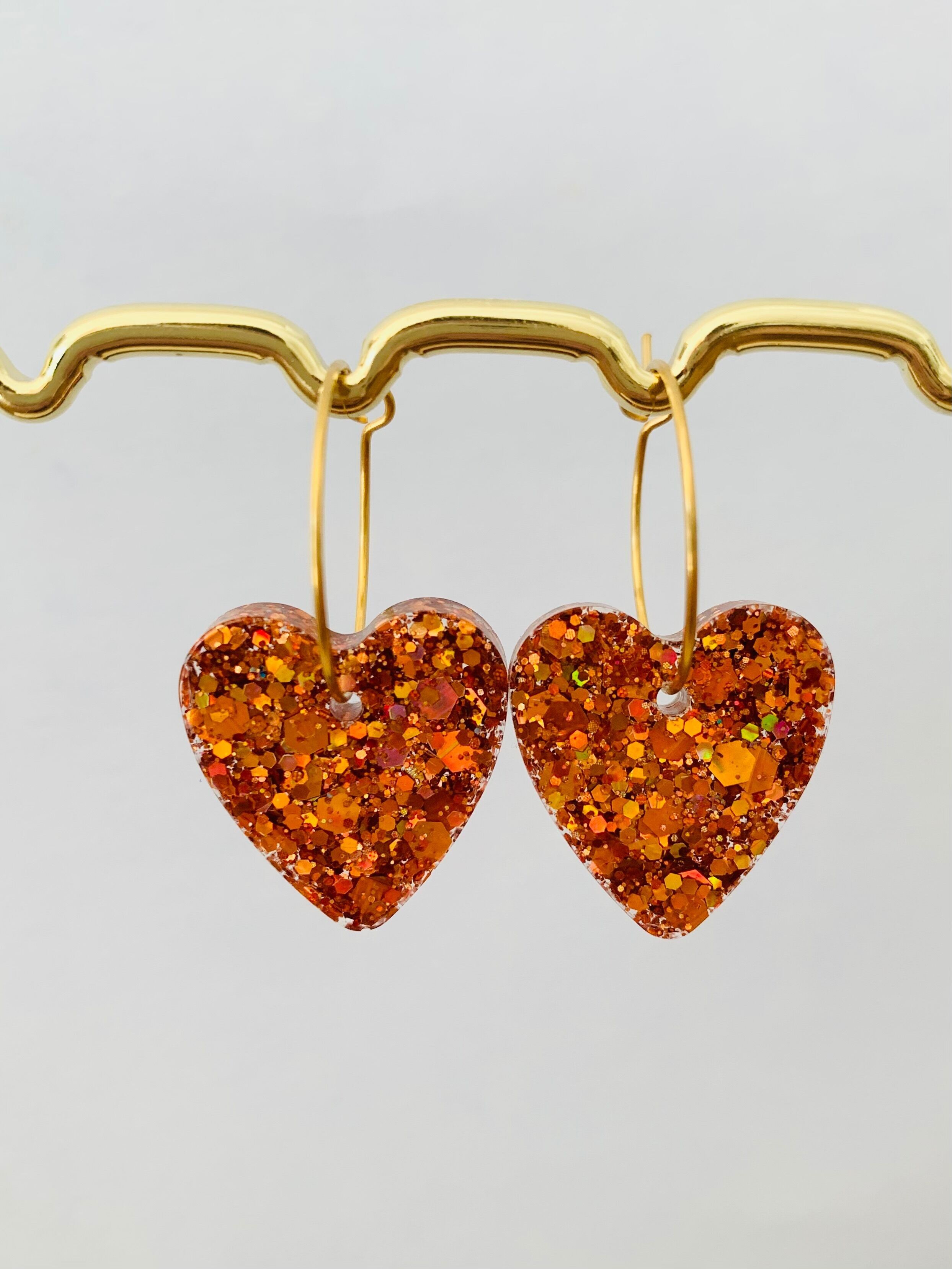 Pendientes de bisutería con brillantes en forma de corazón de colores - aros finos de acero inoxidable - purpurina de colores - bisutería moderna y original