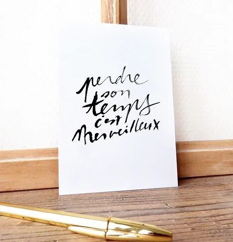 Cartolina calligrafica "Perdere tempo è meraviglioso"