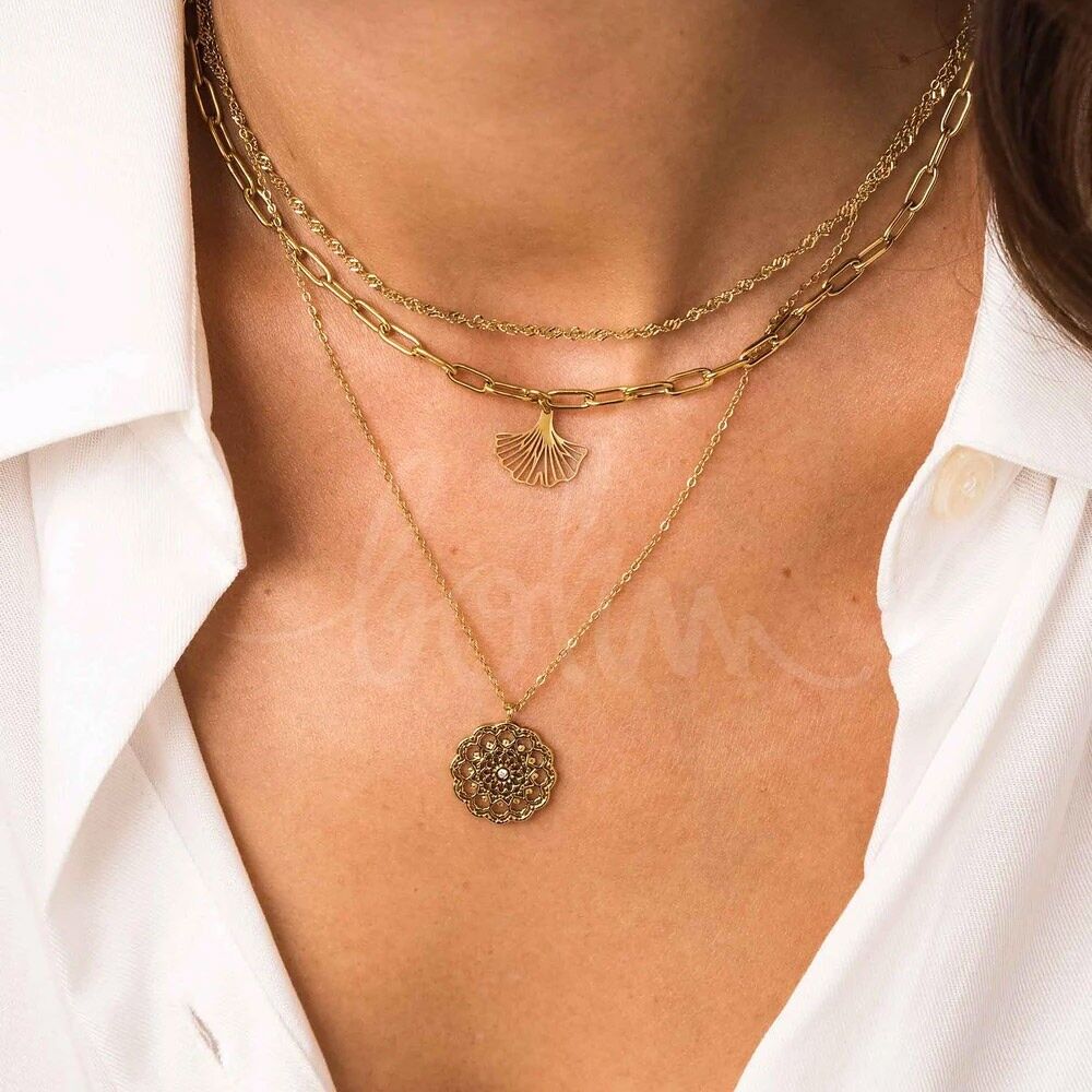 Halskette Timothée – durchbrochener Rosettenanhänger und Zirkonoxid