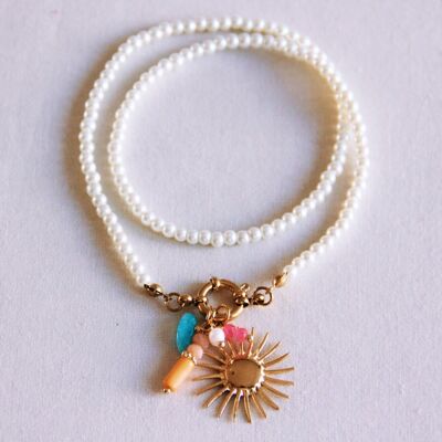 Collier de perles avec soleil et grappe de pierres précieuses
