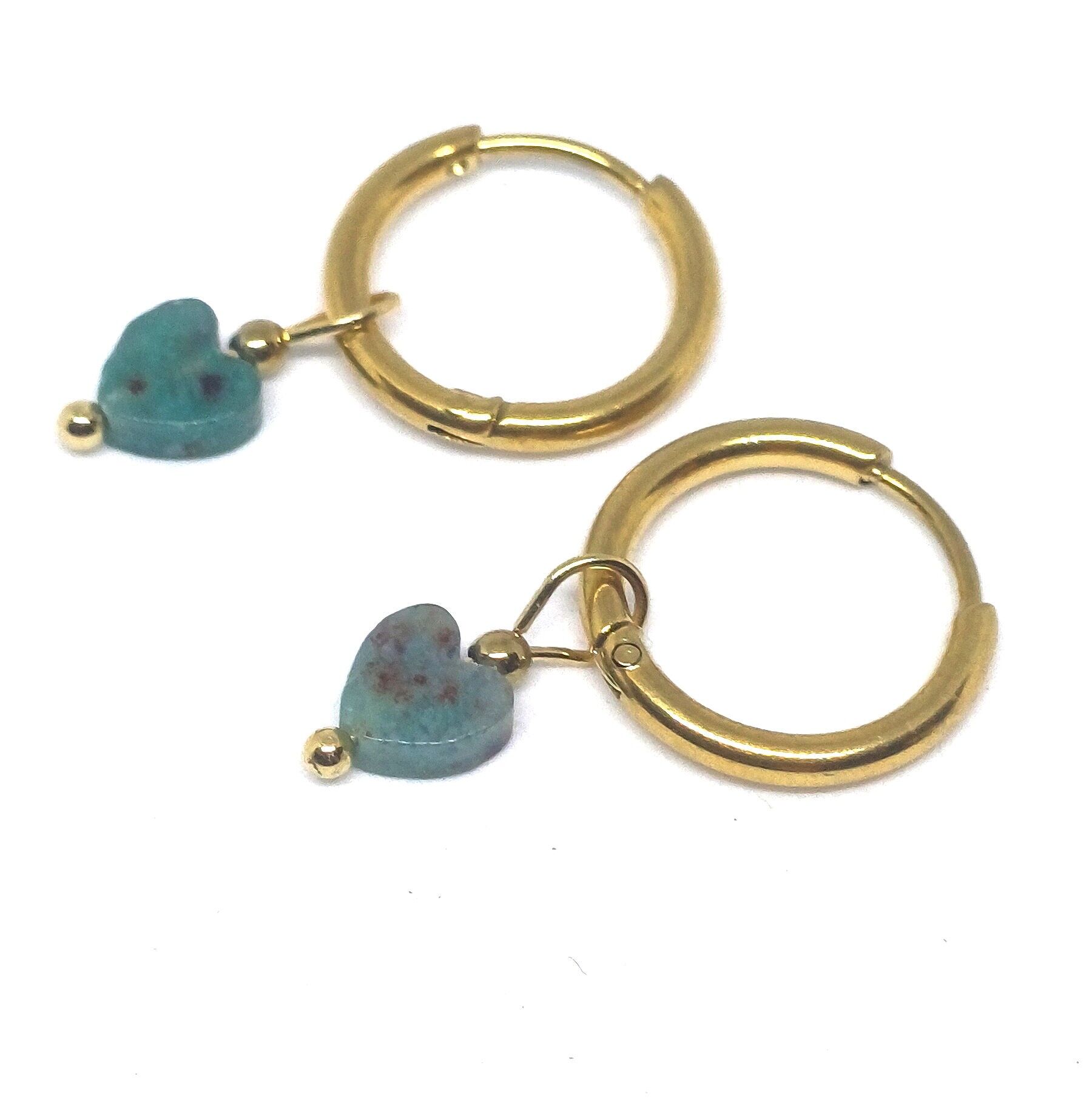 Creolo con mini cuore di pietra preziosa di calcite