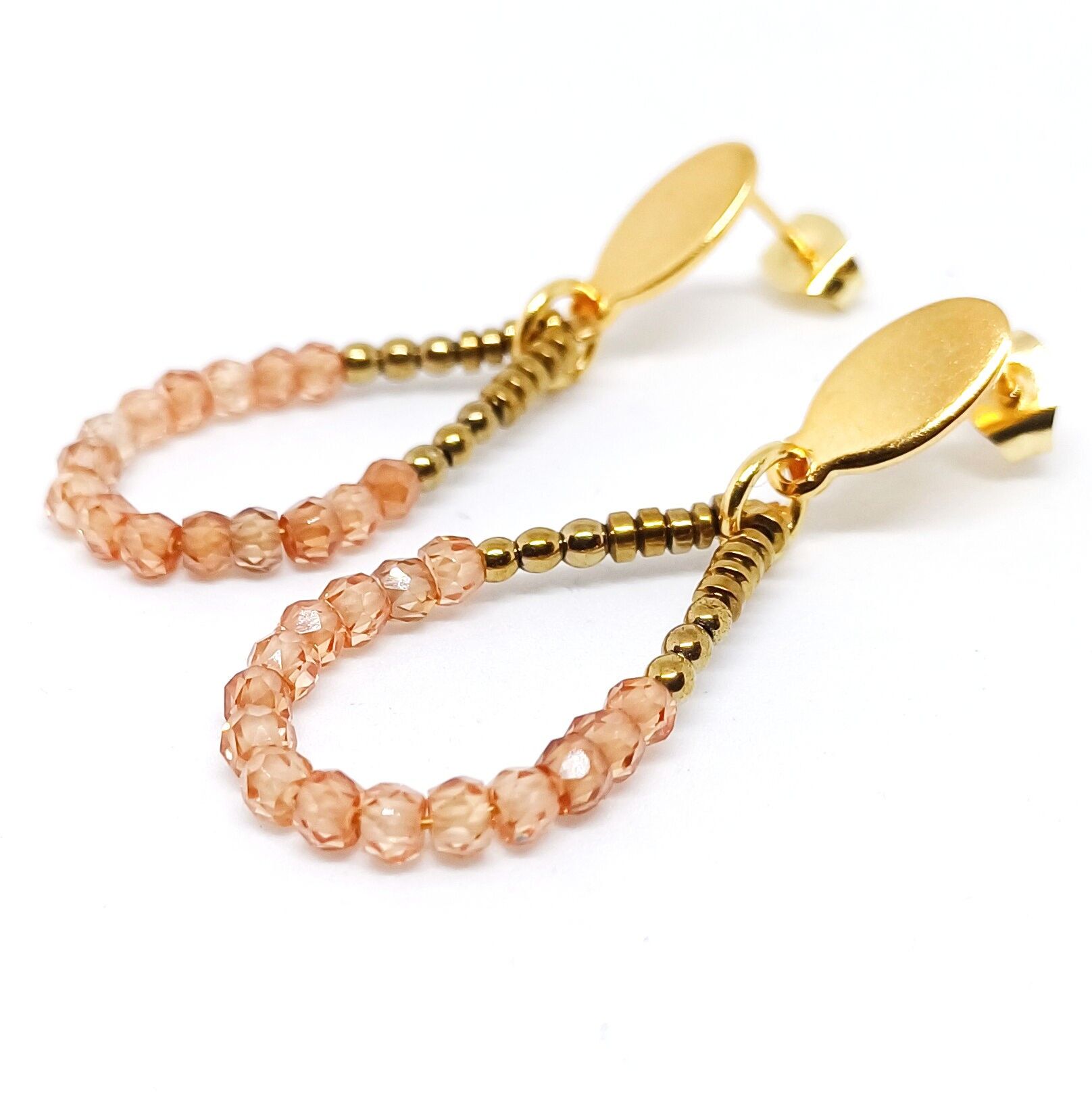 Pendientes de acero inoxidable bañados en oro con circonitas color rosa viejo