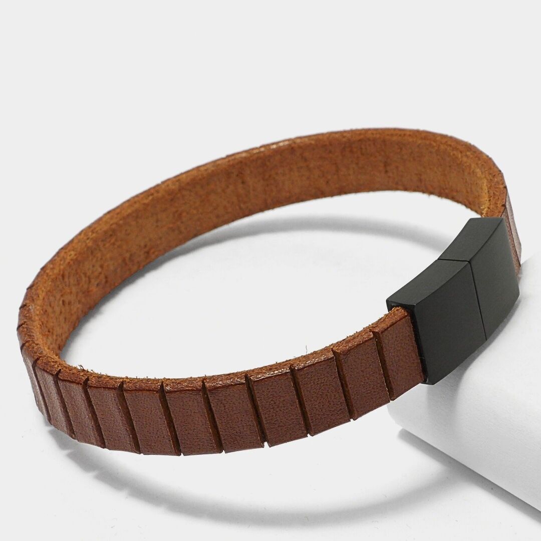 Leather Star HL84 – Men's bracelet made of cognac-colored leather with a black magnetic clasp