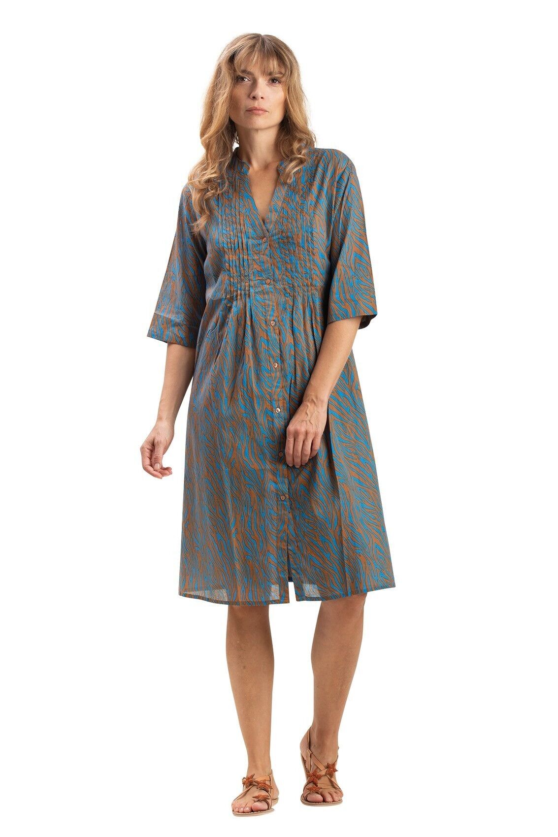 Túnica plisada de talla mediana, con botones y estampado "Zebra pecan", mangas 3/4, dos bolsillos laterales, algodón.