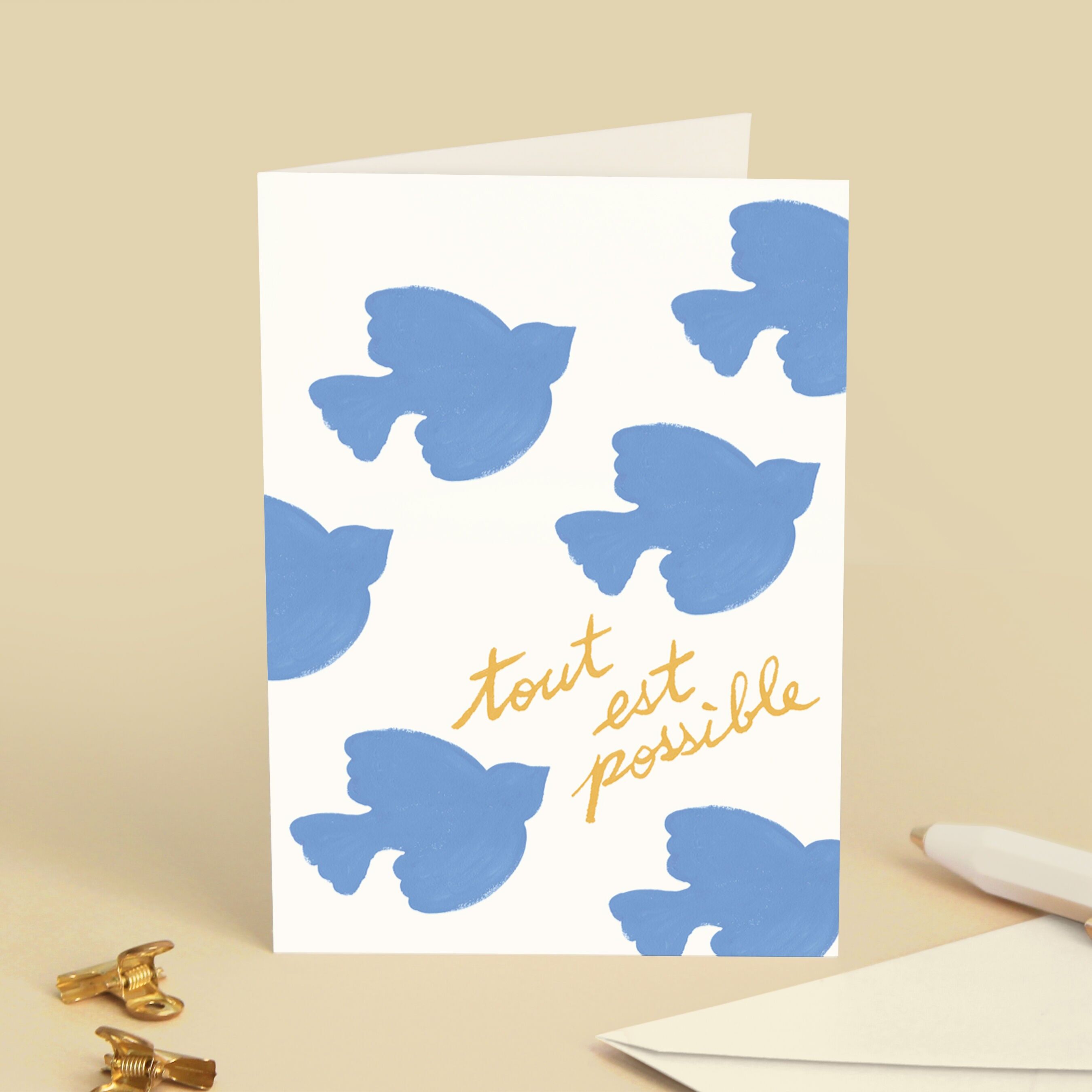 Grußkarte „Alles ist möglich“ mit blauen Vögeln – Ermutigung, Geburtstag – Gemälde-Illustration – Nachricht auf Französisch