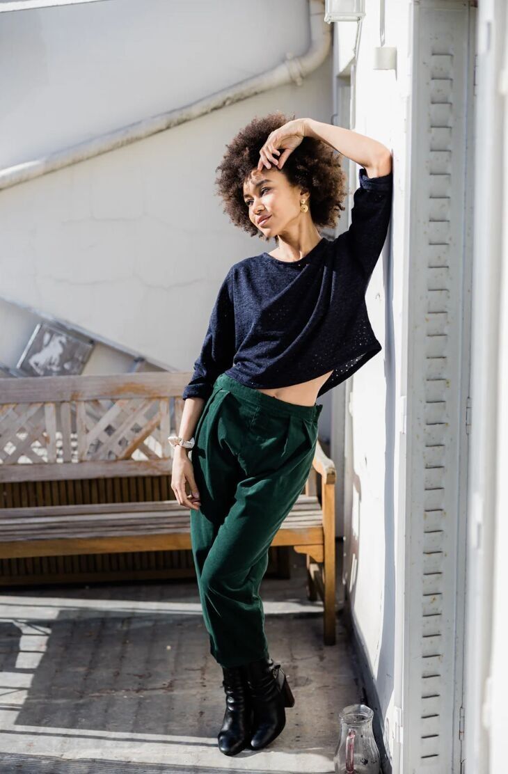 Hose „Anaïs“ – Stil und Komfort in smaragdgrünem Samt