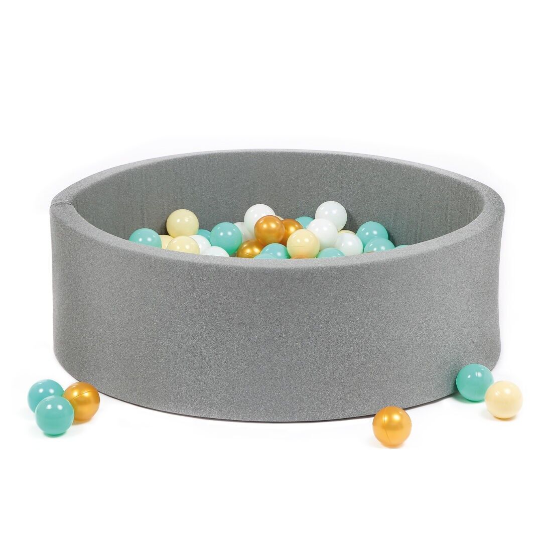 POOL MIT RUNDEN BÄLLCHEN