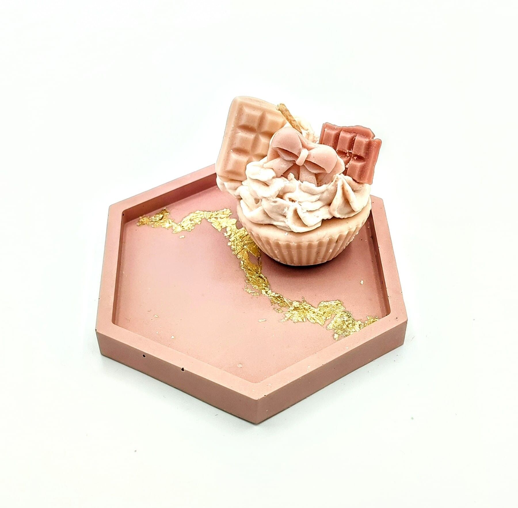 Assortment of Jesmonite creations (black and gold)