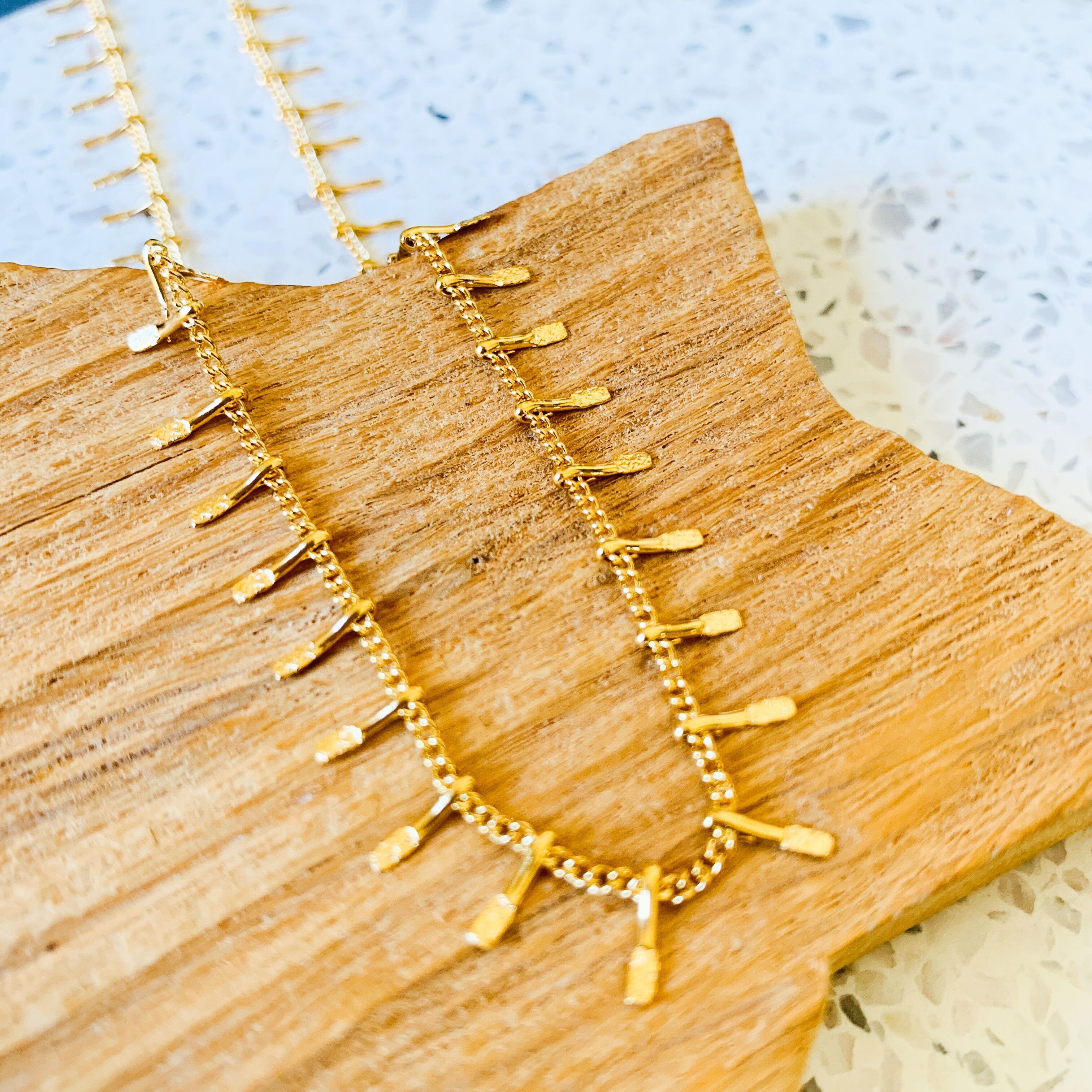 LILOU | Collana pregiata con piccole spighe di grano martellate in acciaio inossidabile placcato oro