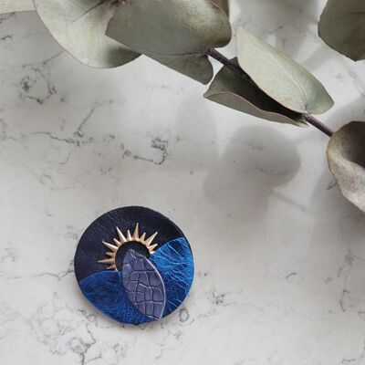 Spilla solare in pelle riciclata, accessorio da donna nei toni del blu
