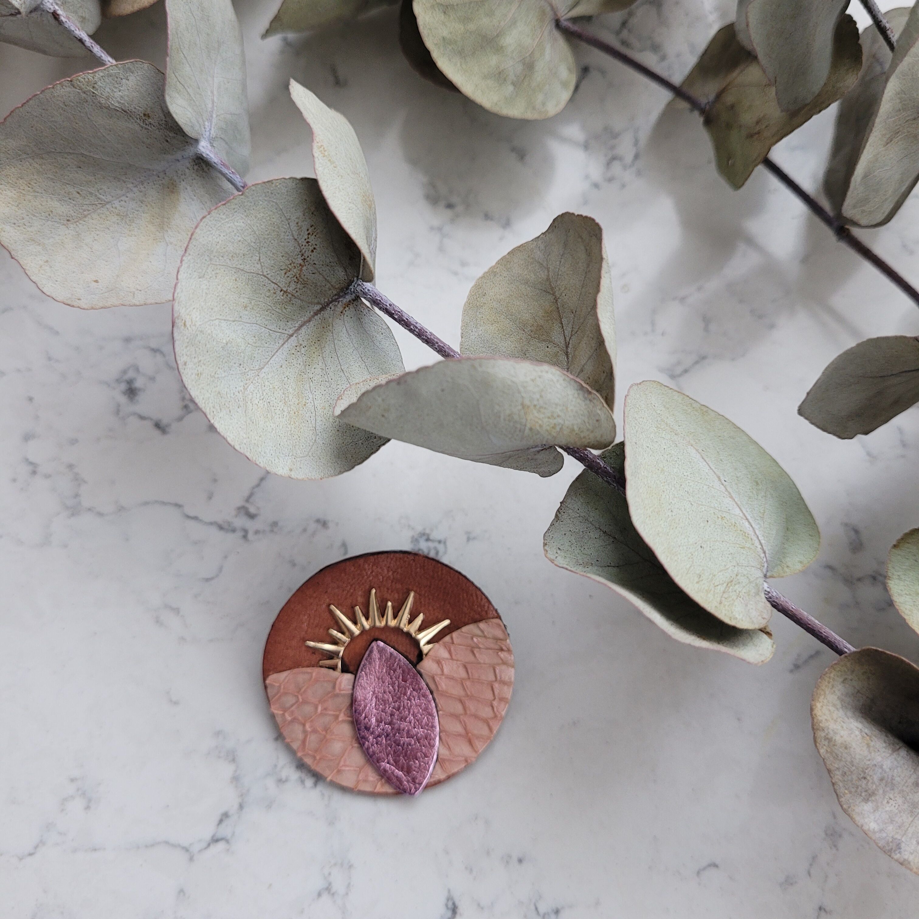 Solarbrosche aus recyceltem Leder für Damen in Rosa- und Nudetönen, Schmuck für Damen