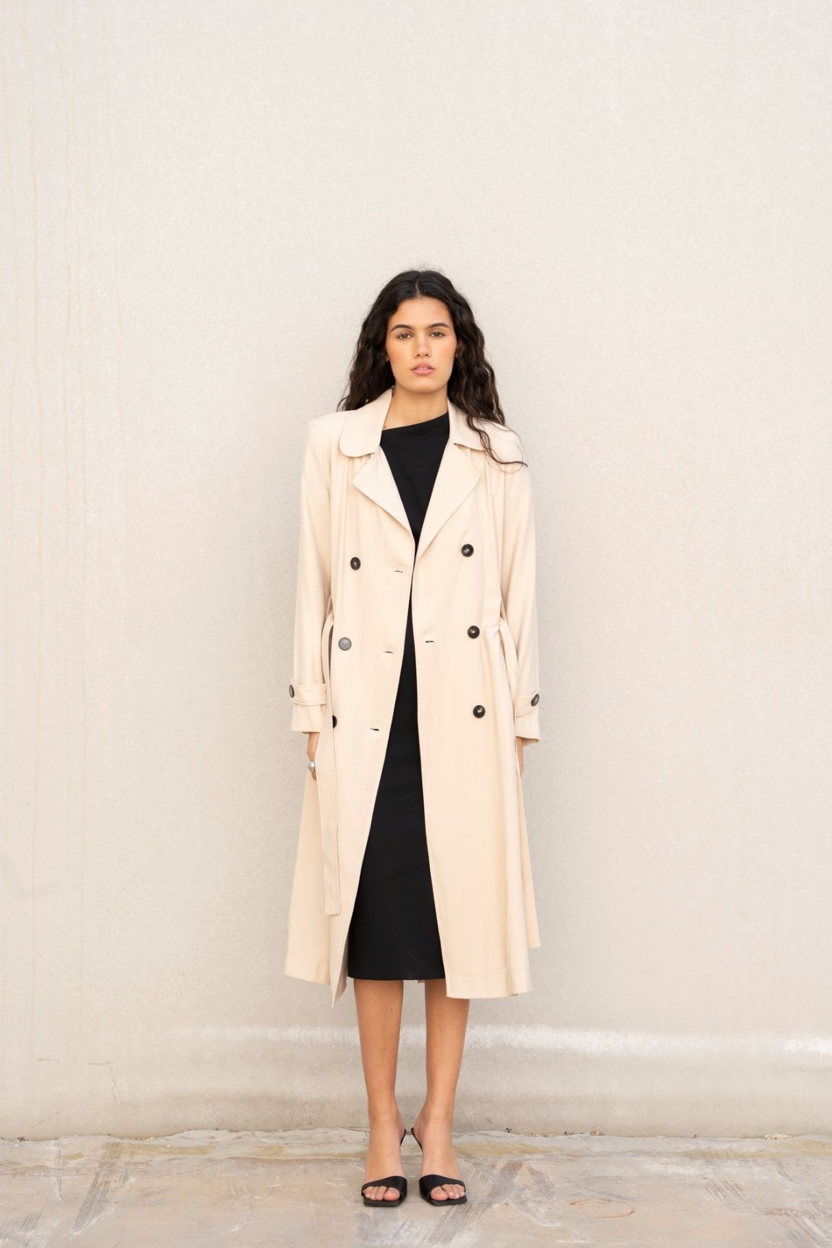 Fließender zweireihiger Trenchcoat