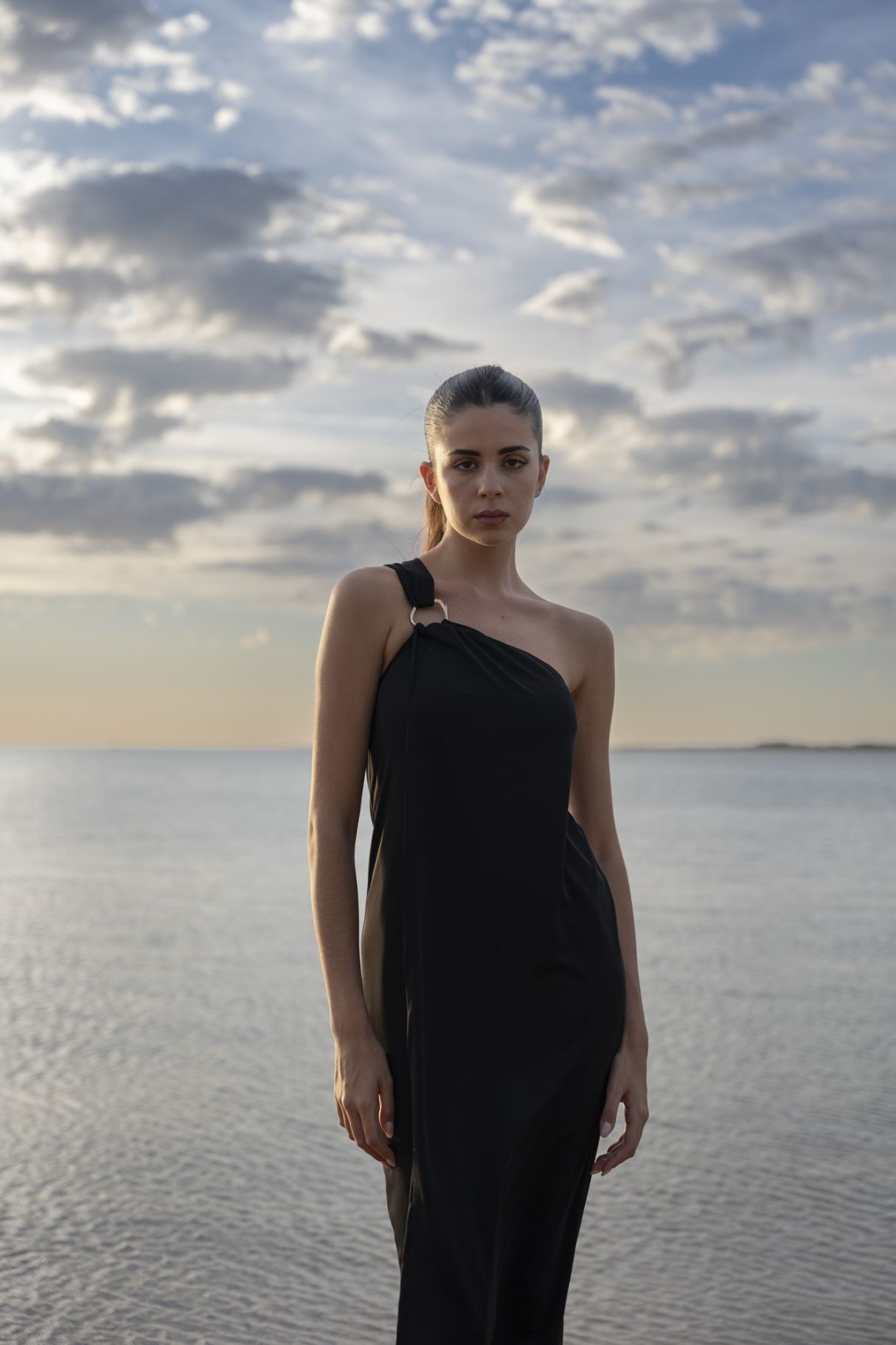 Abito gioiello asimmetrico