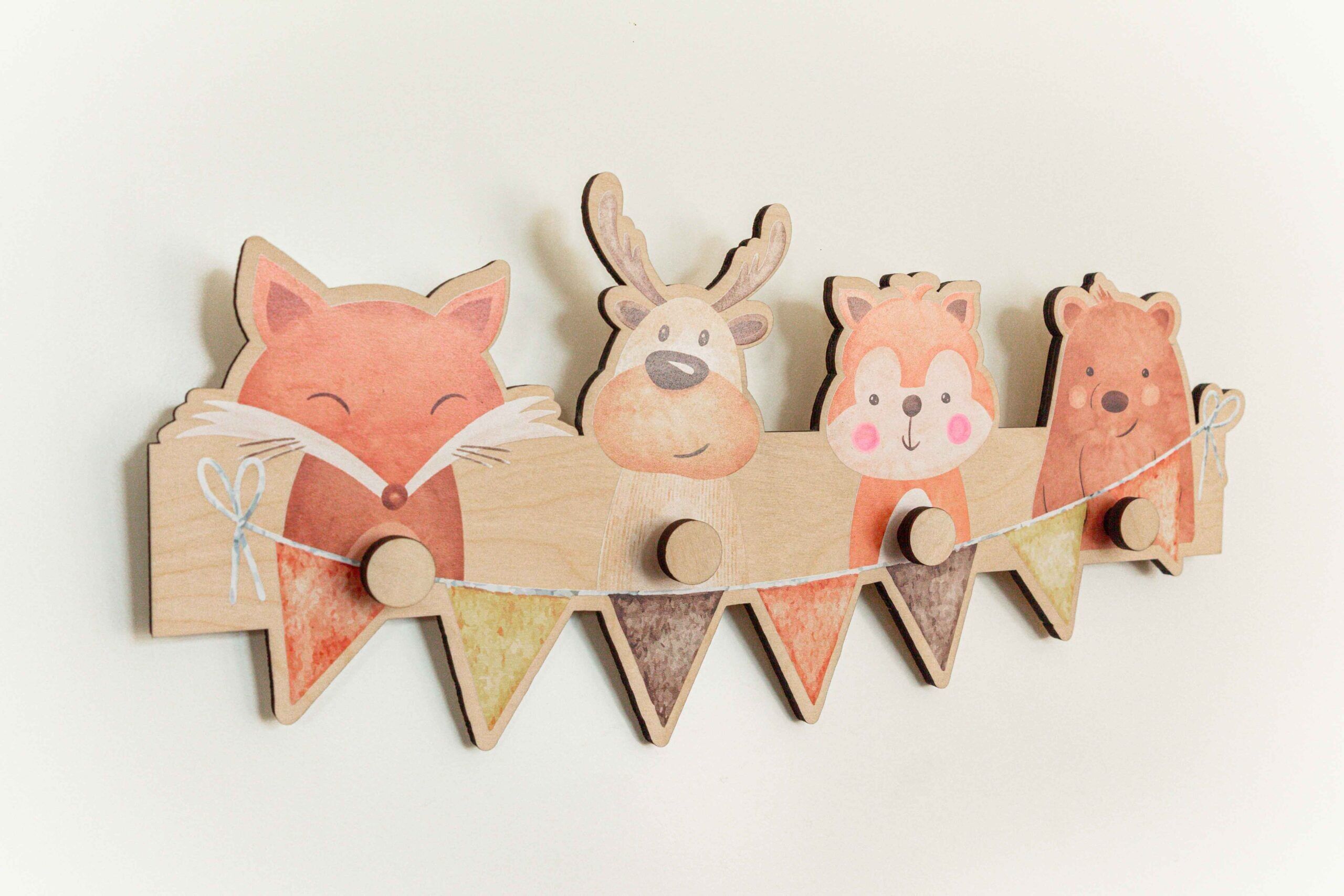 Garderobe personalisiert mit Waldtiermotiven für Kinder mit 4 Haken - mit oder ohne Name in den Wimpeln / Kleiderhaken für Kinder