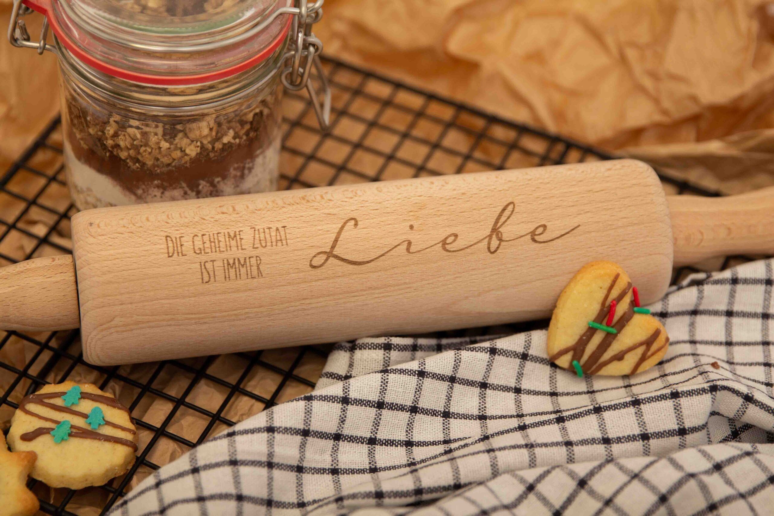 Nudelholz mit Gravur / Die geheime Zutat ist immer Liebe - Geschenkidee für Verliebte oder Familien