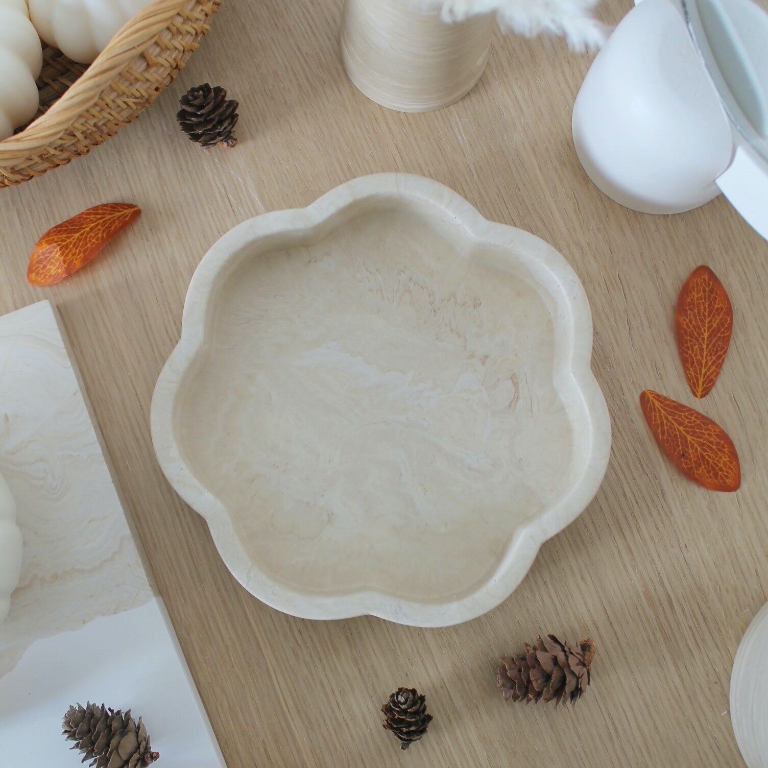 FLORA Taschentablett aus beigem Marmor – Jesmonite