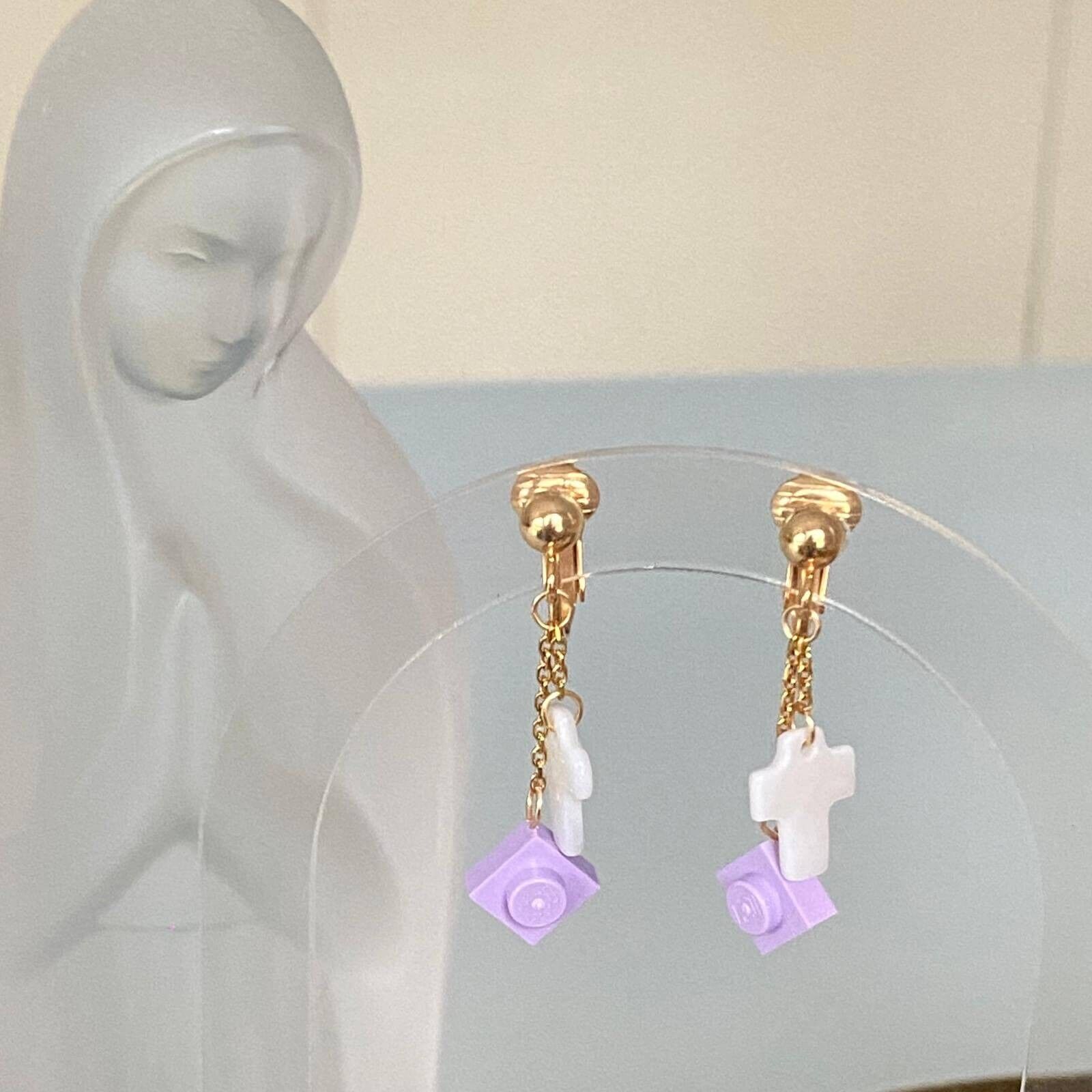 Orecchini a clip religiosi con croce perlata e mattoncino Lego®