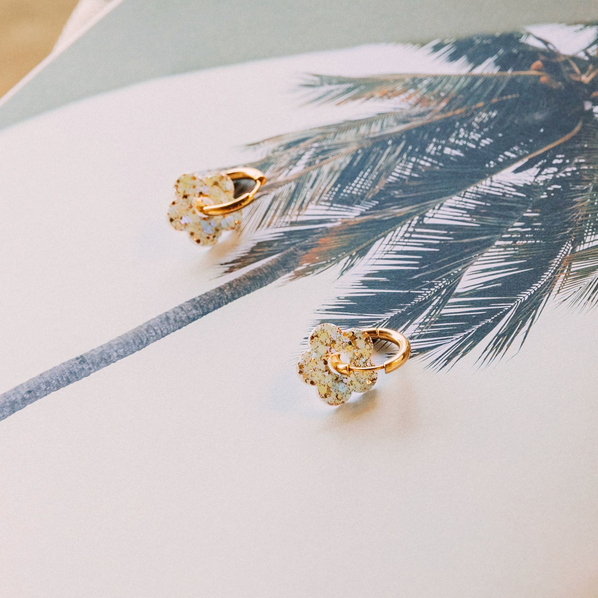 Babyblaue Champagner-Blumen-Creolen