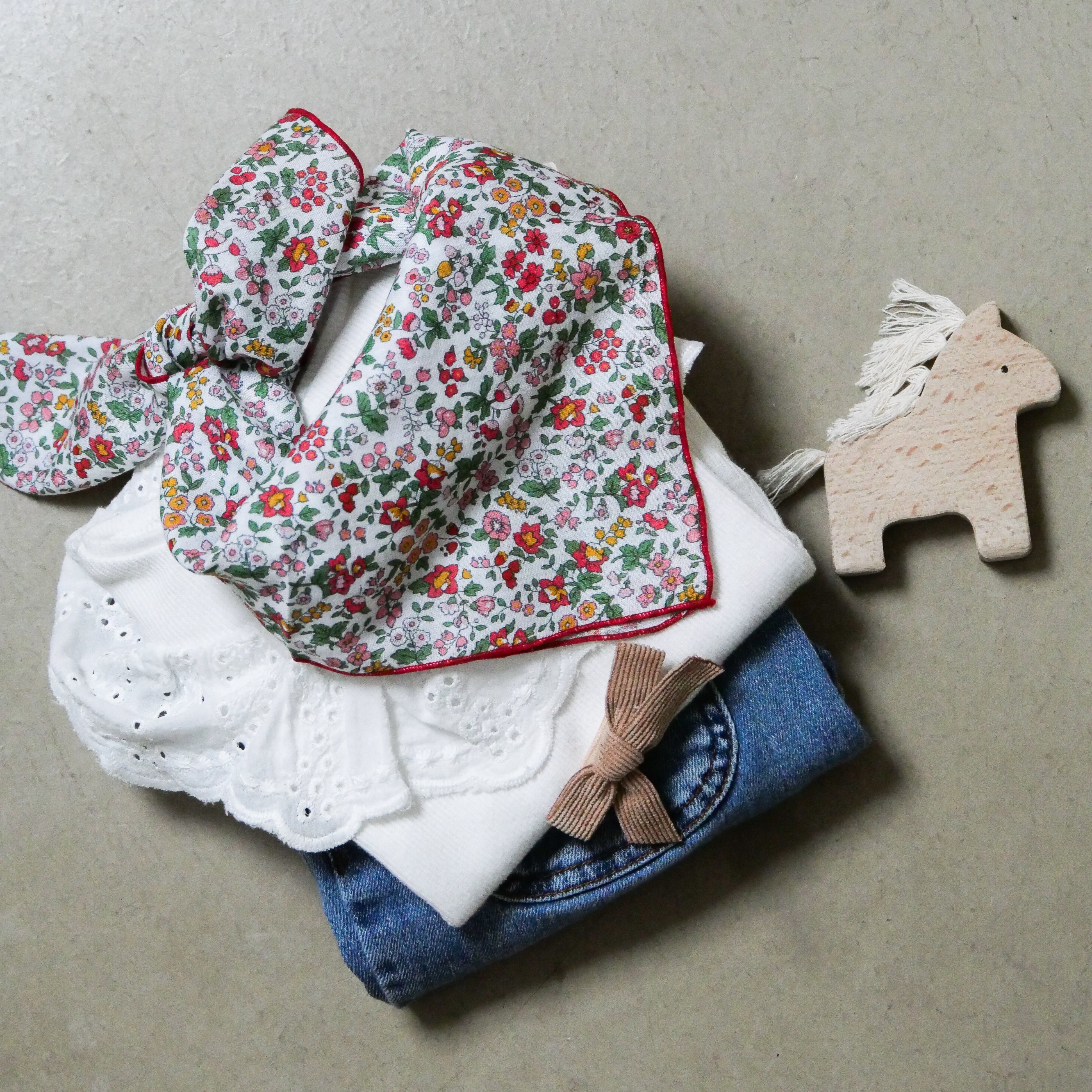 Kinderschal mit Blumenmuster