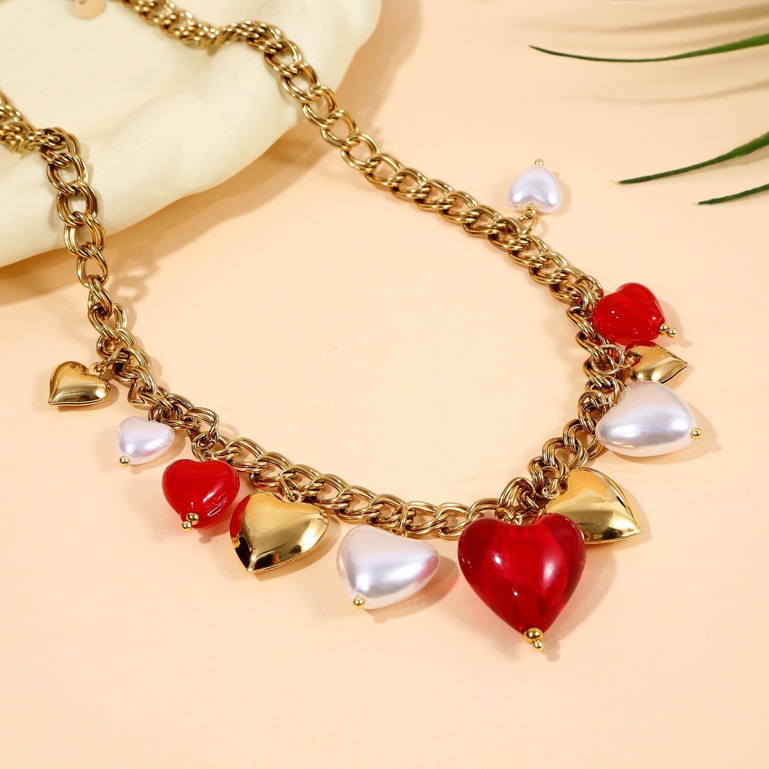 Goldkette mit leidenschaftlichen Herzanhängern