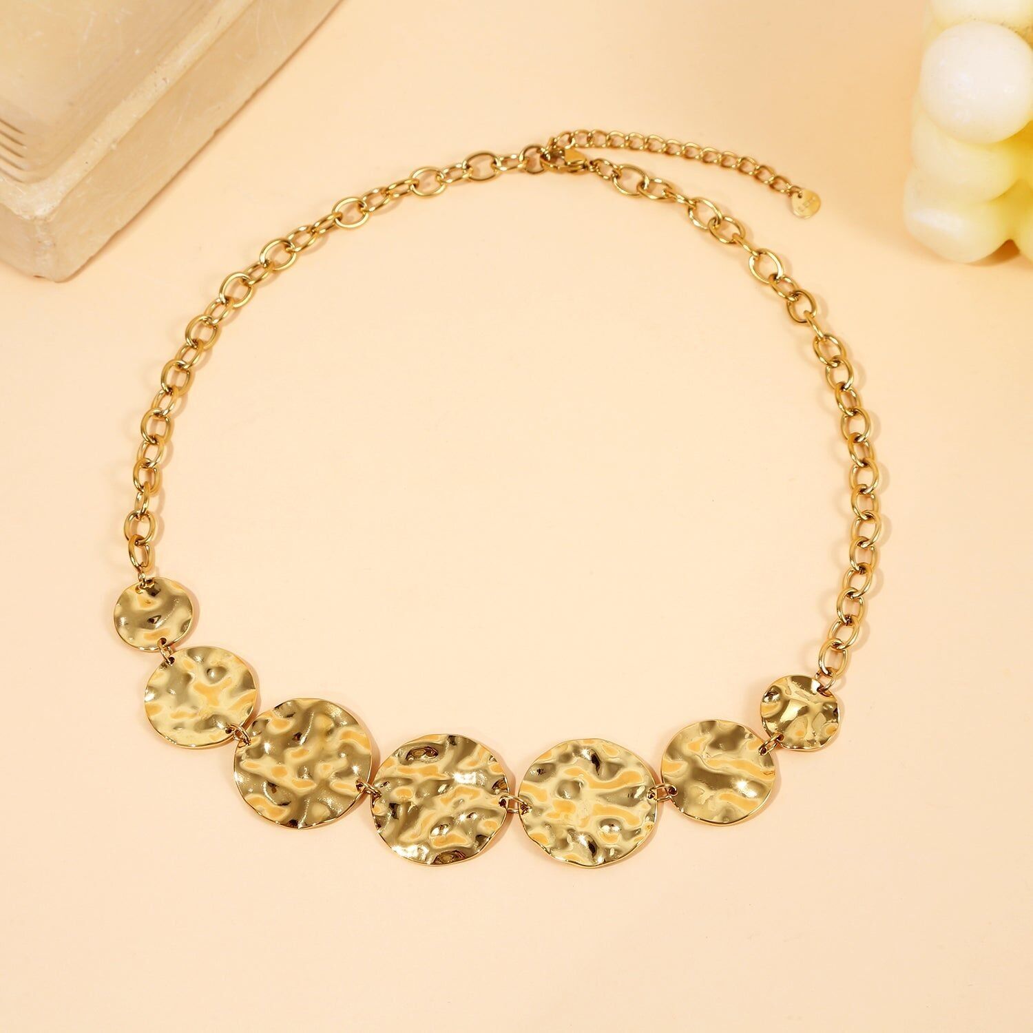 Collana a catena in oro con piastre a disco martellate