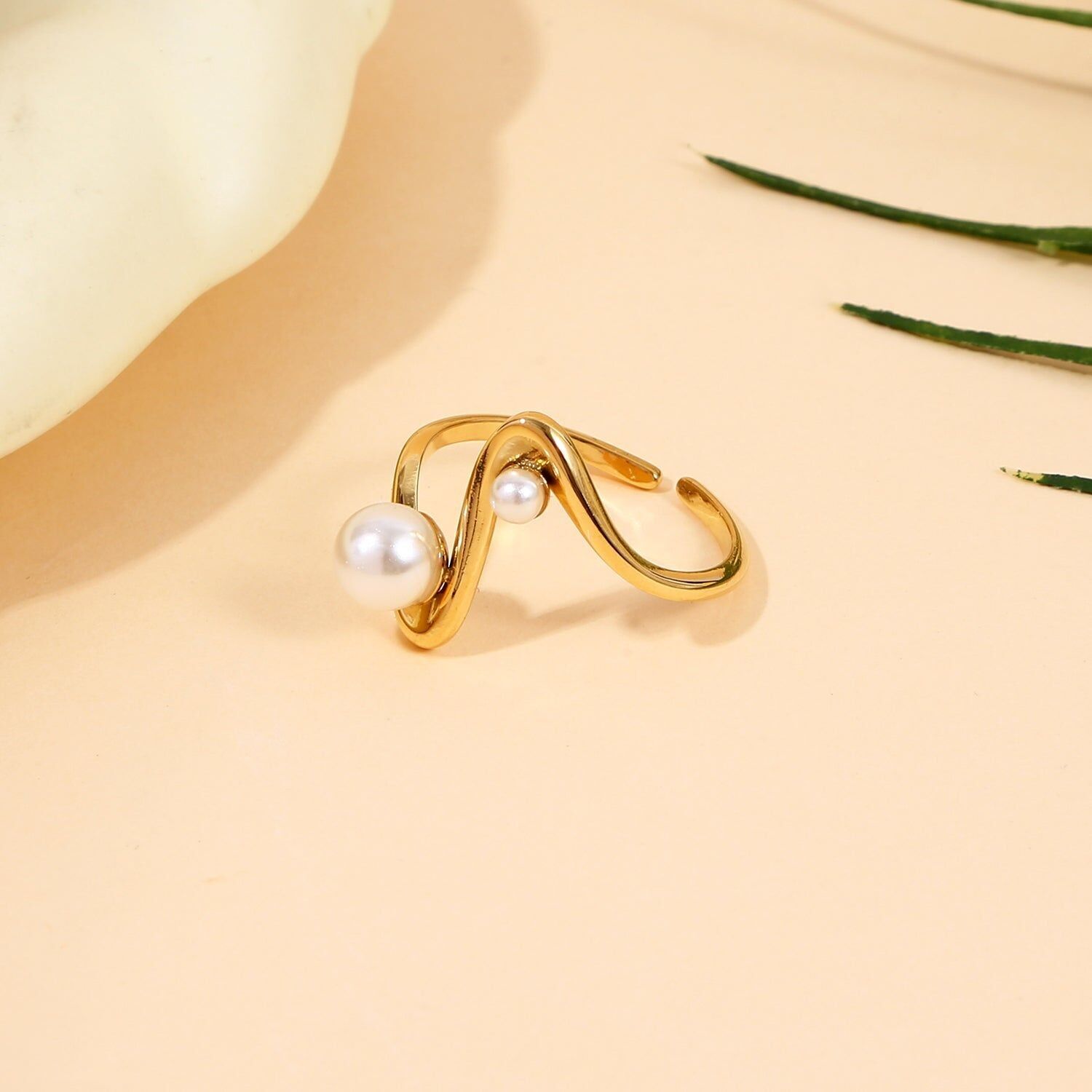 Verstellbarer Wellenring mit goldenen Perlen