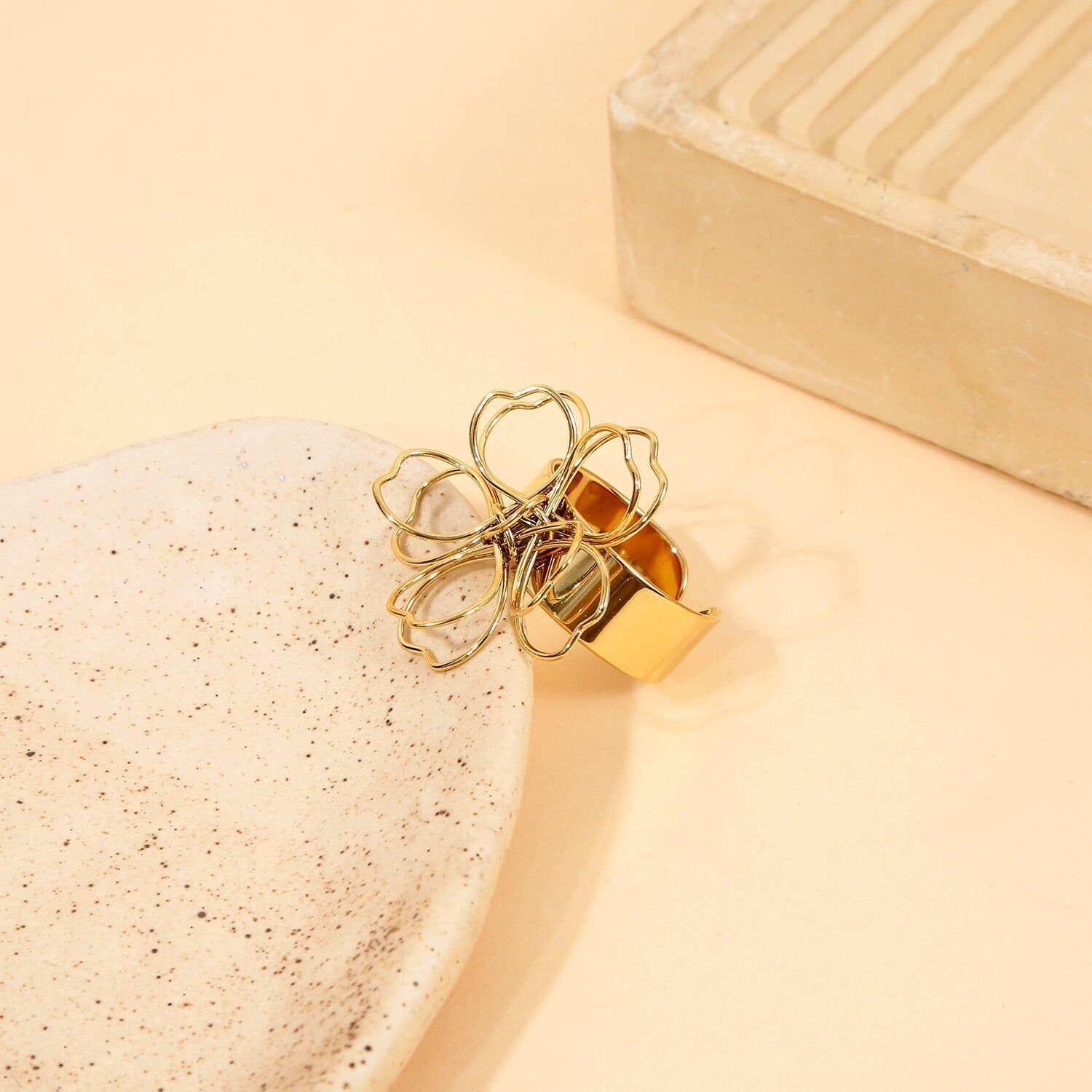 Verstellbarer Goldring mit botanischer Spitze und Blume