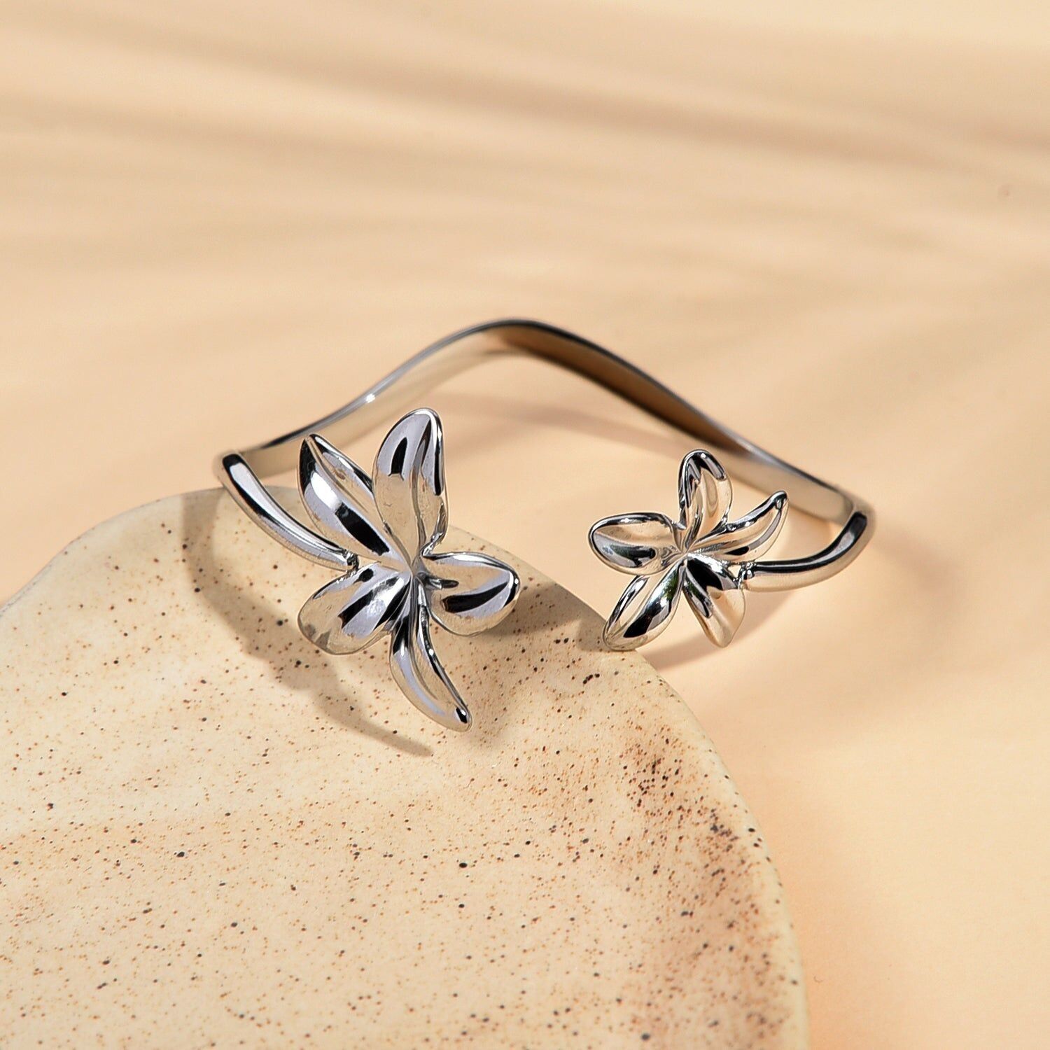 Bracciale rigido sottile con fiori tropicali in argento