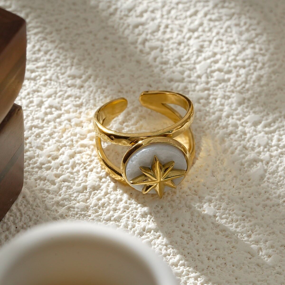 Anello d'oro con splendore stellare e pietra perlata