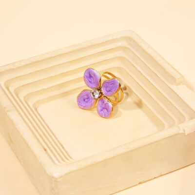 Anillo de oro ajustable con flor lila morada en el centro y pedrería