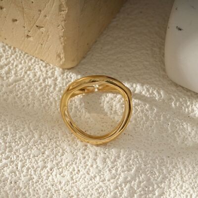 Anillo de oro con diseño ovalado asimétrico pulido