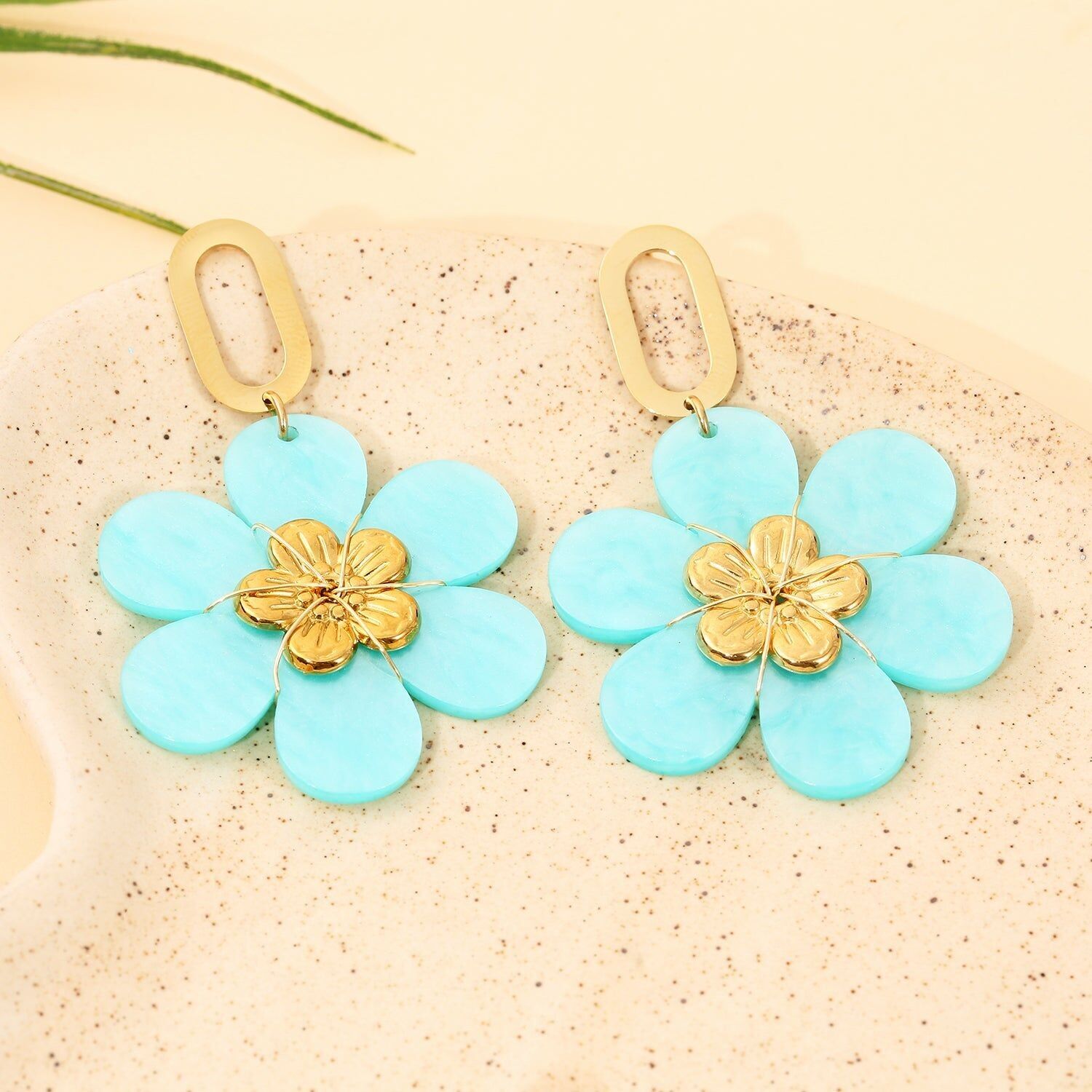 Orecchini pendenti in oro con fiori in resina turchese blu stile Riviera