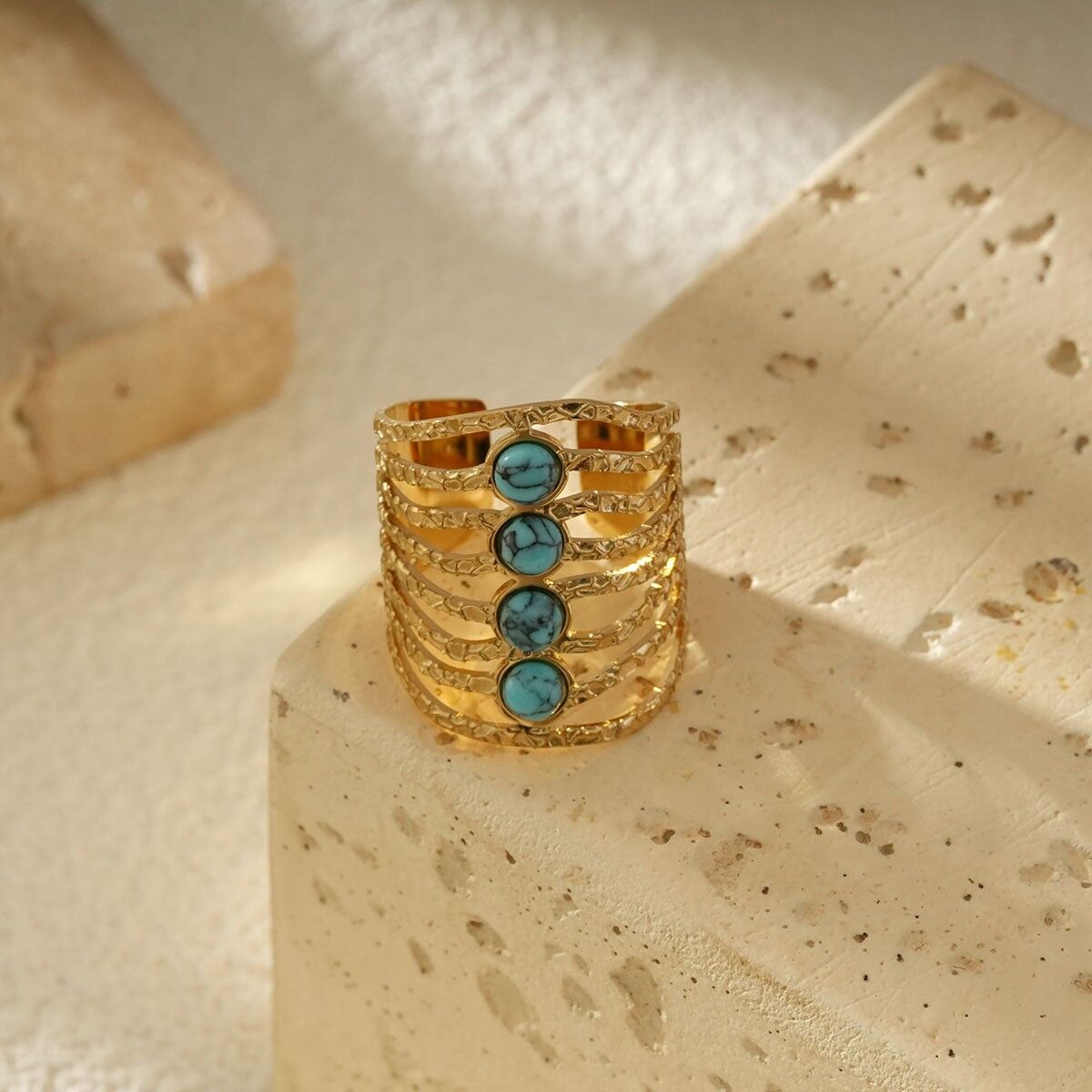 Anillo ajustable de oro martillado con múltiples filas y piedras turquesas