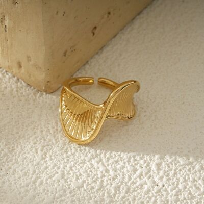 Anillo de onda esculpida en oro con patrones texturizados