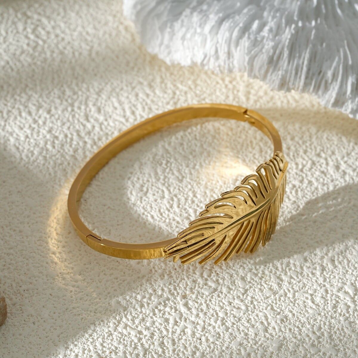 Bracciale rigido in oro con foglia delicata
