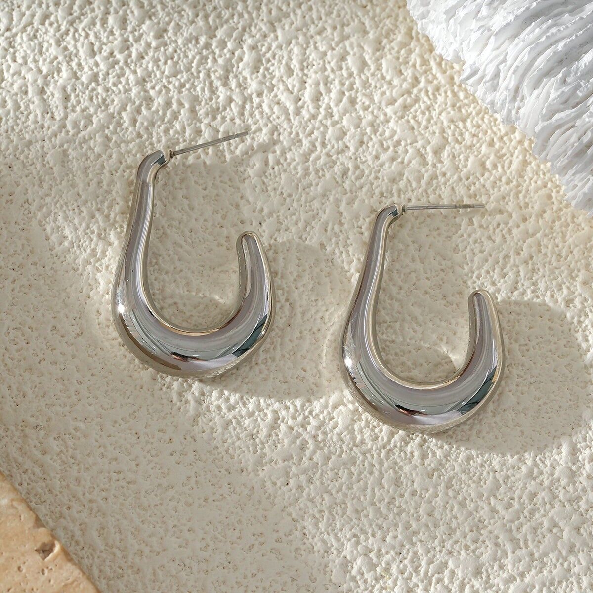 Orecchini pendenti moderni in argento lucido