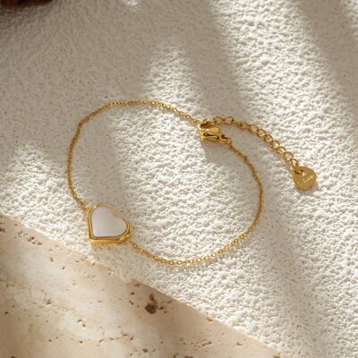 Pulsera de cadena fina de oro con corazón de nácar