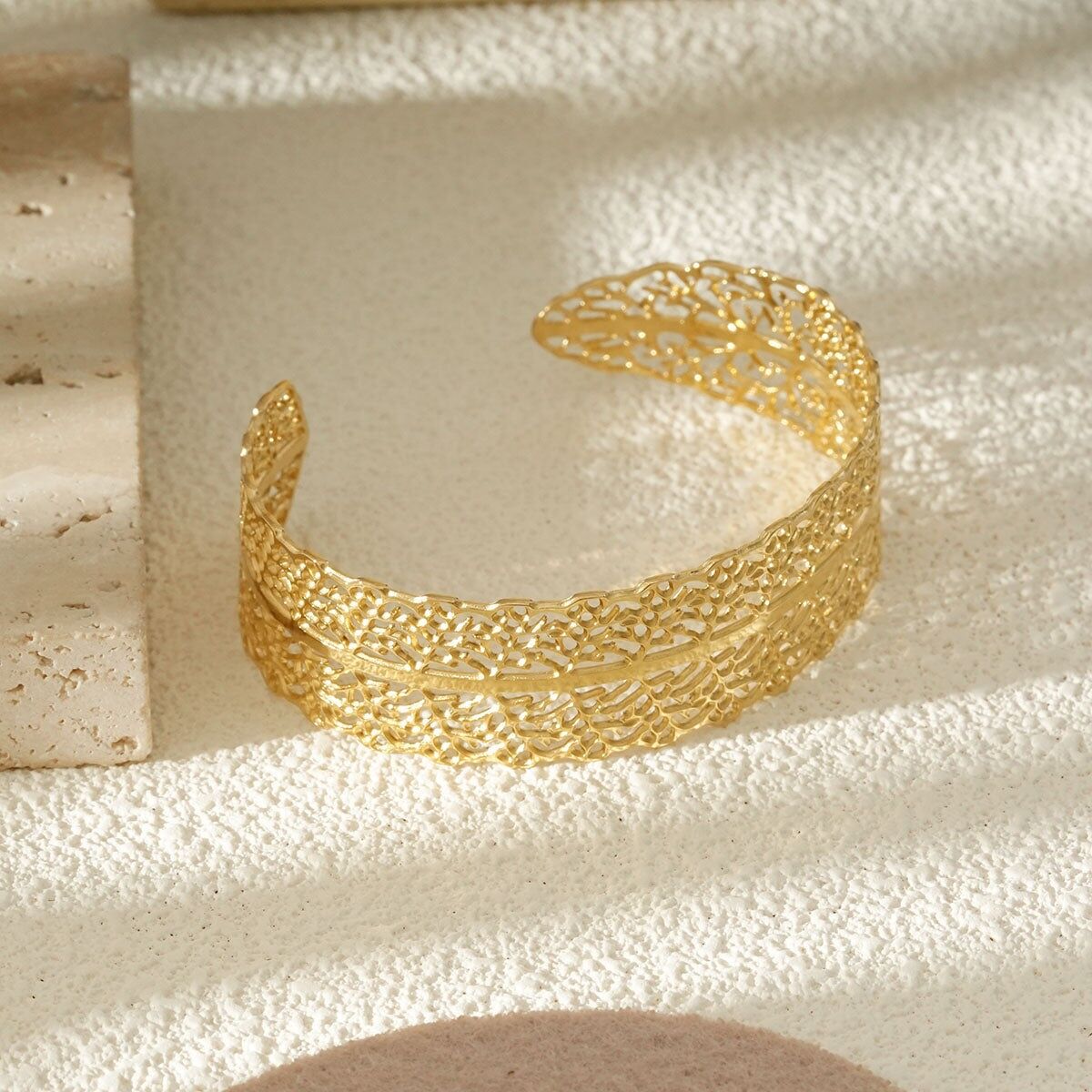 Bracciale rigido in filigrana d'oro con motivo floreale