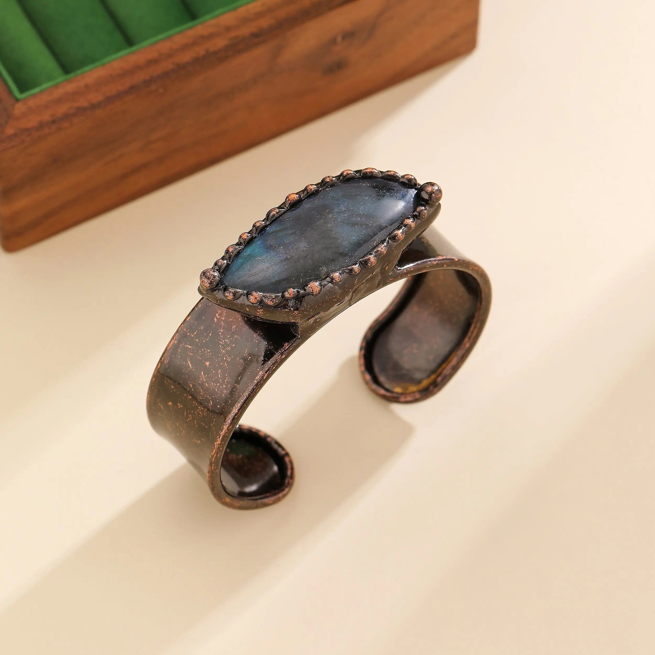 Gioielli in Labradorite: Bracciale in bronzo con Labradorite