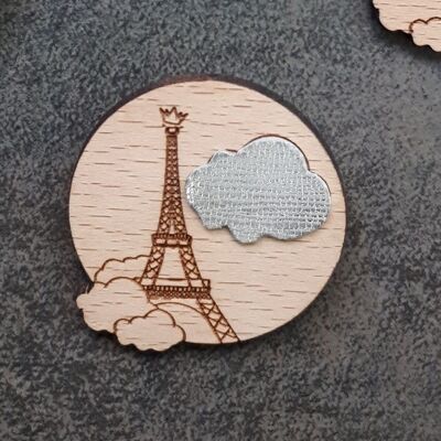 Broche Paris bajo las nubes blancas