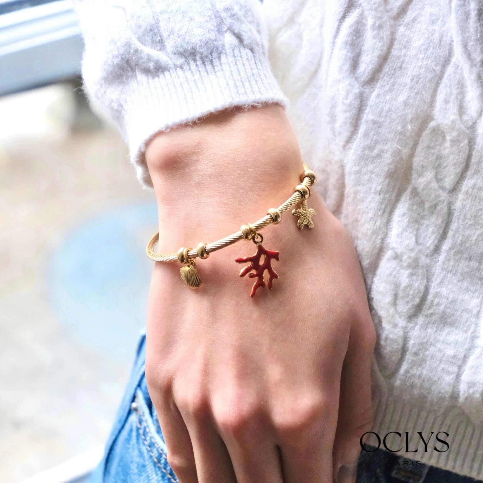 Bracciale rigido intrecciato in acciaio inossidabile color oro Livia con ciondoli in corallo