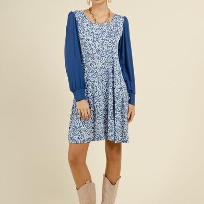 Vestido elástico con estampado índigo y mangas largas en voile liso