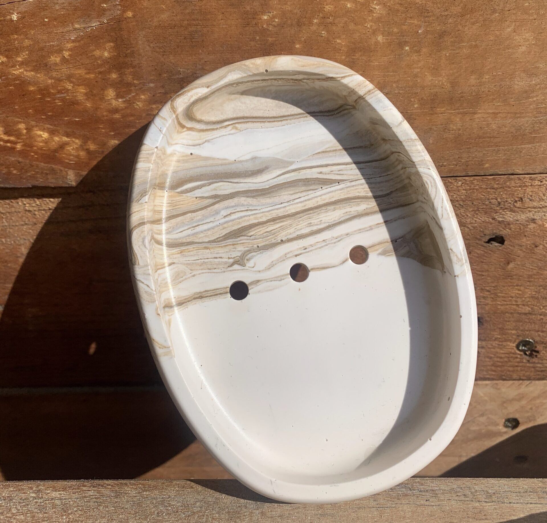 Two-tone white and beige soap dish