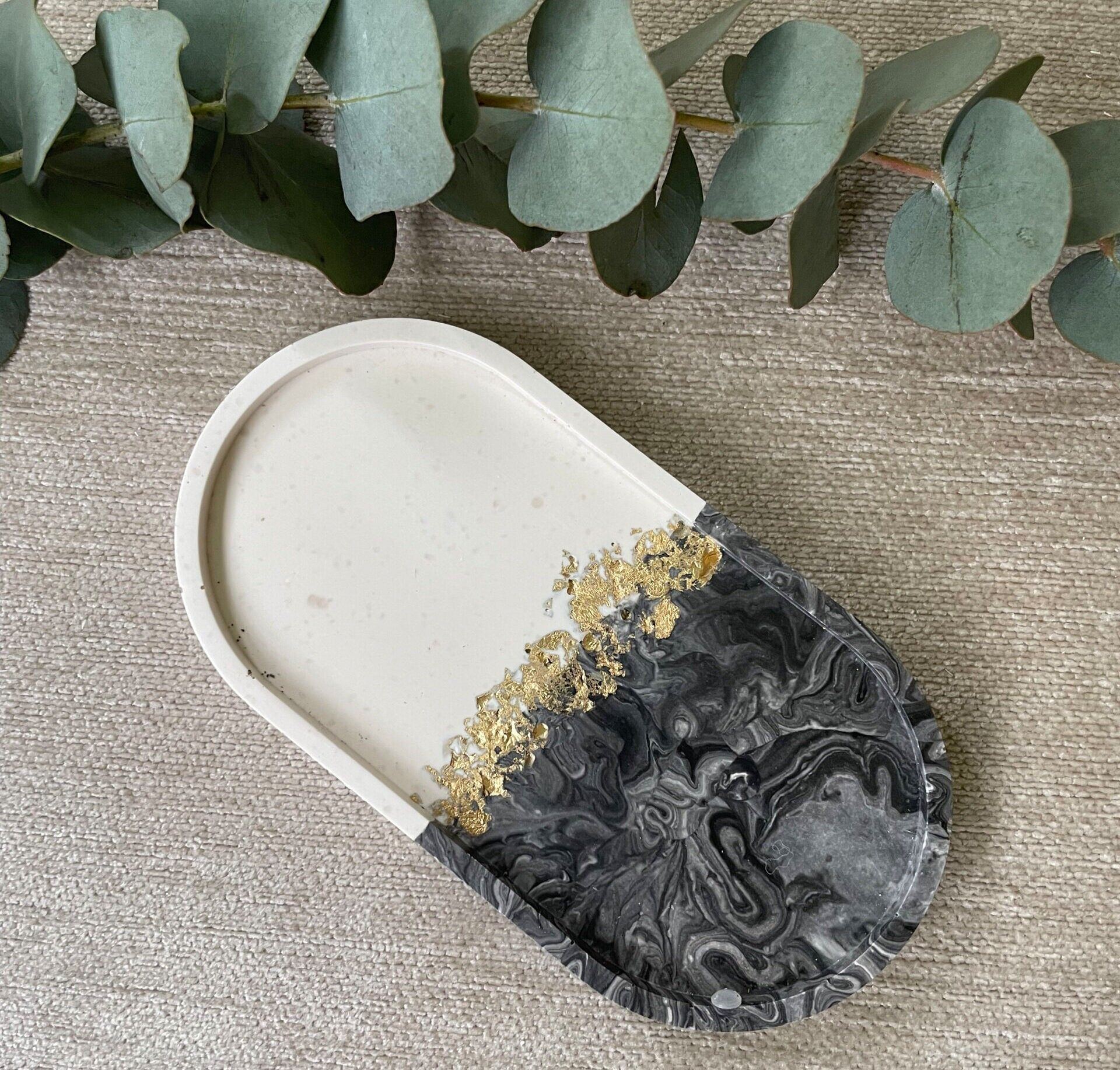 Schwarzes ovales Tablett – marmoriertes Gold